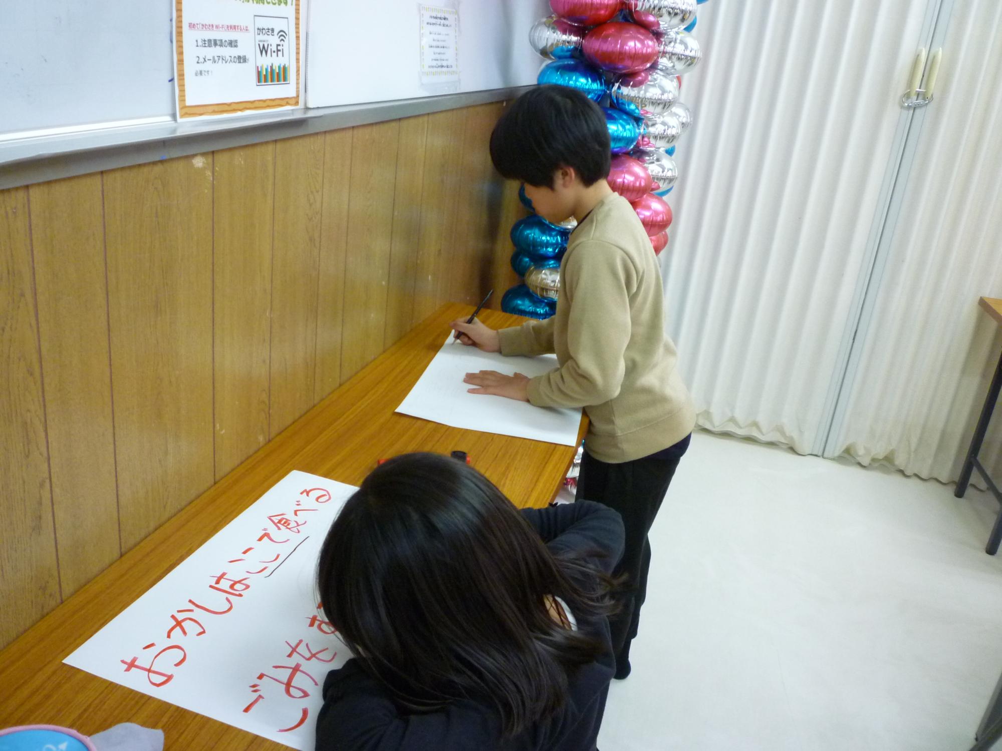 看板を作っている様子