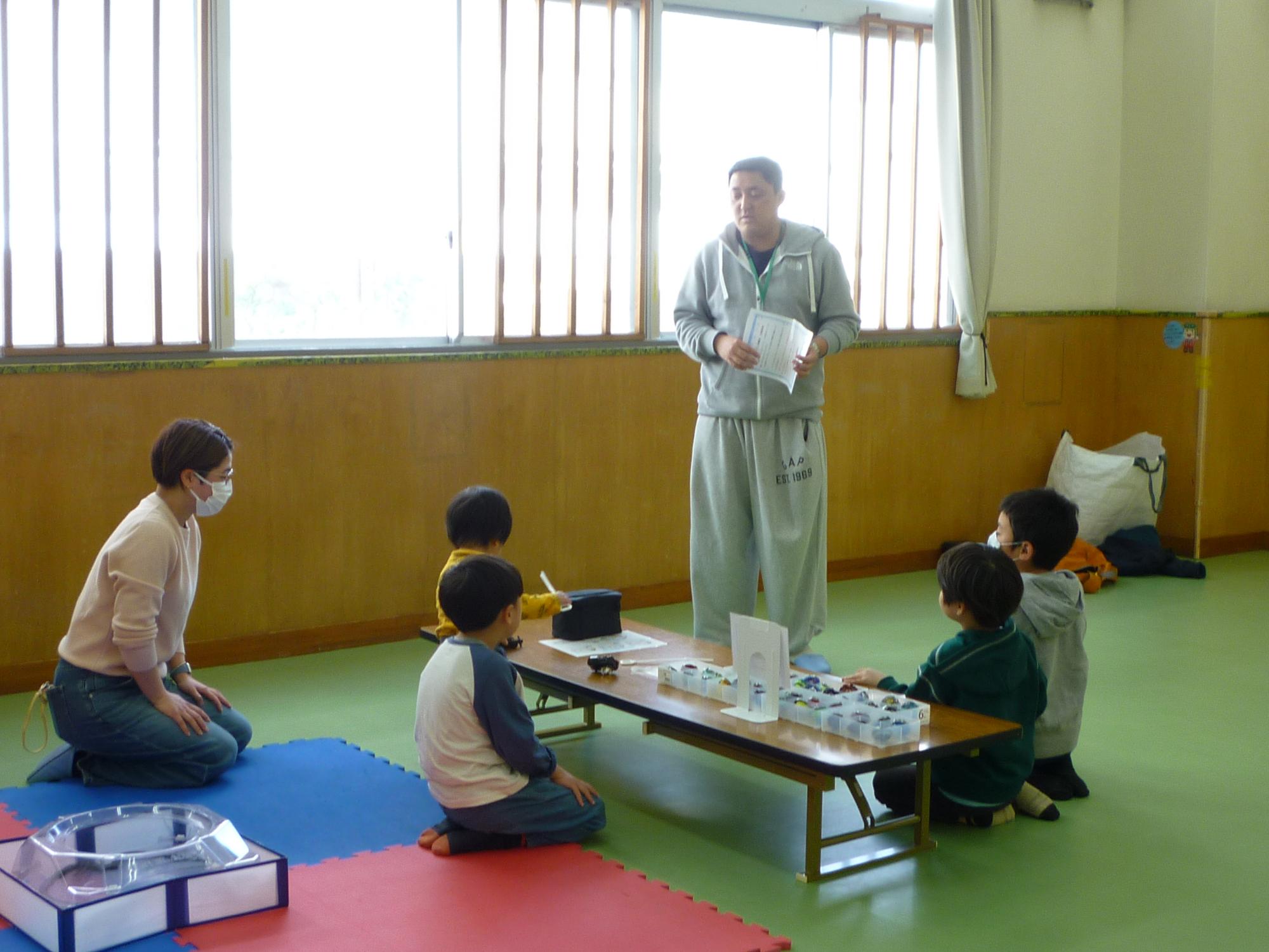 ルールの説明を聞いてる様子