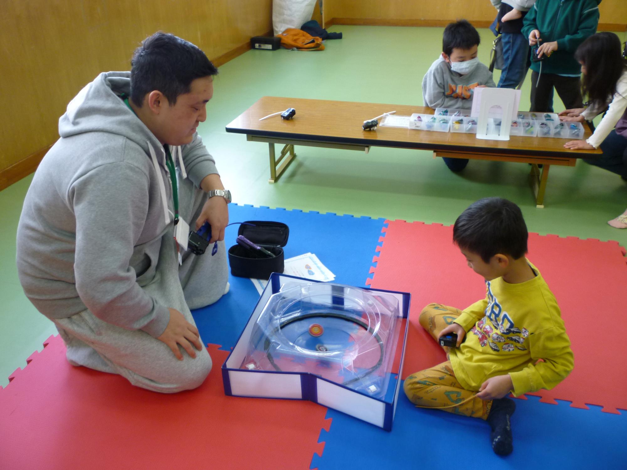 マジカルおにぃとベイブレードの対戦している様子