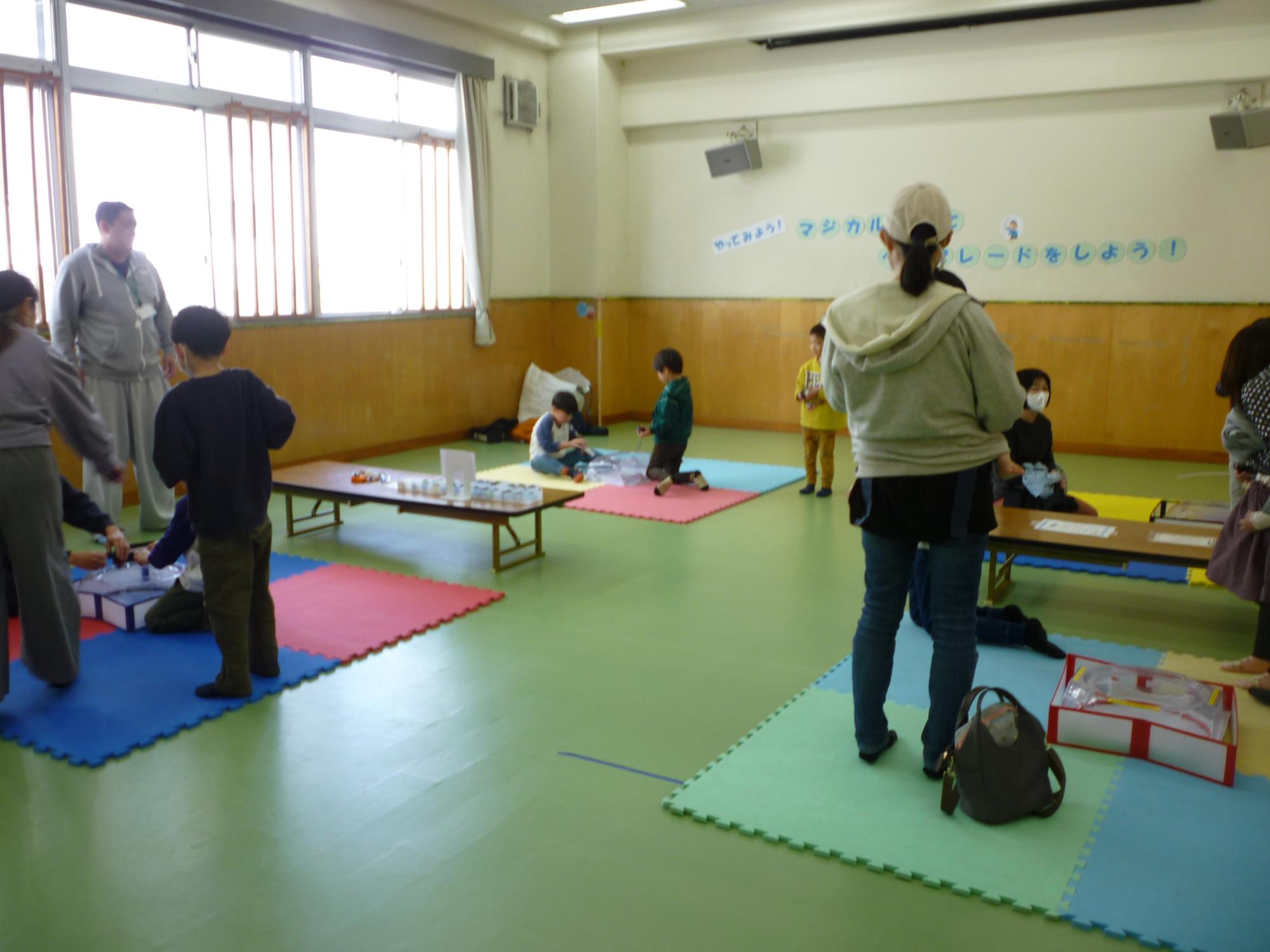 ベイブレードの体験をしている様子