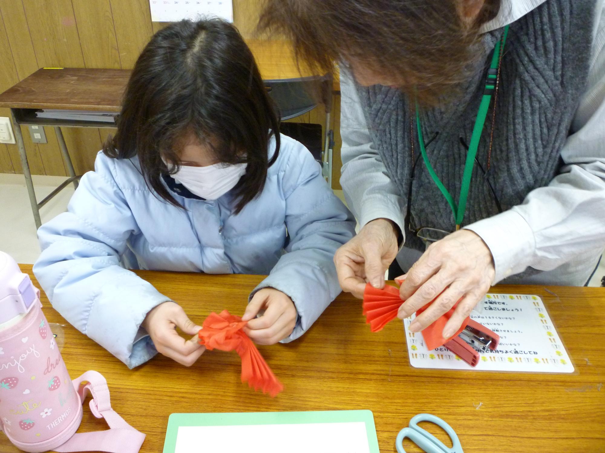 お花紙を広げている様子
