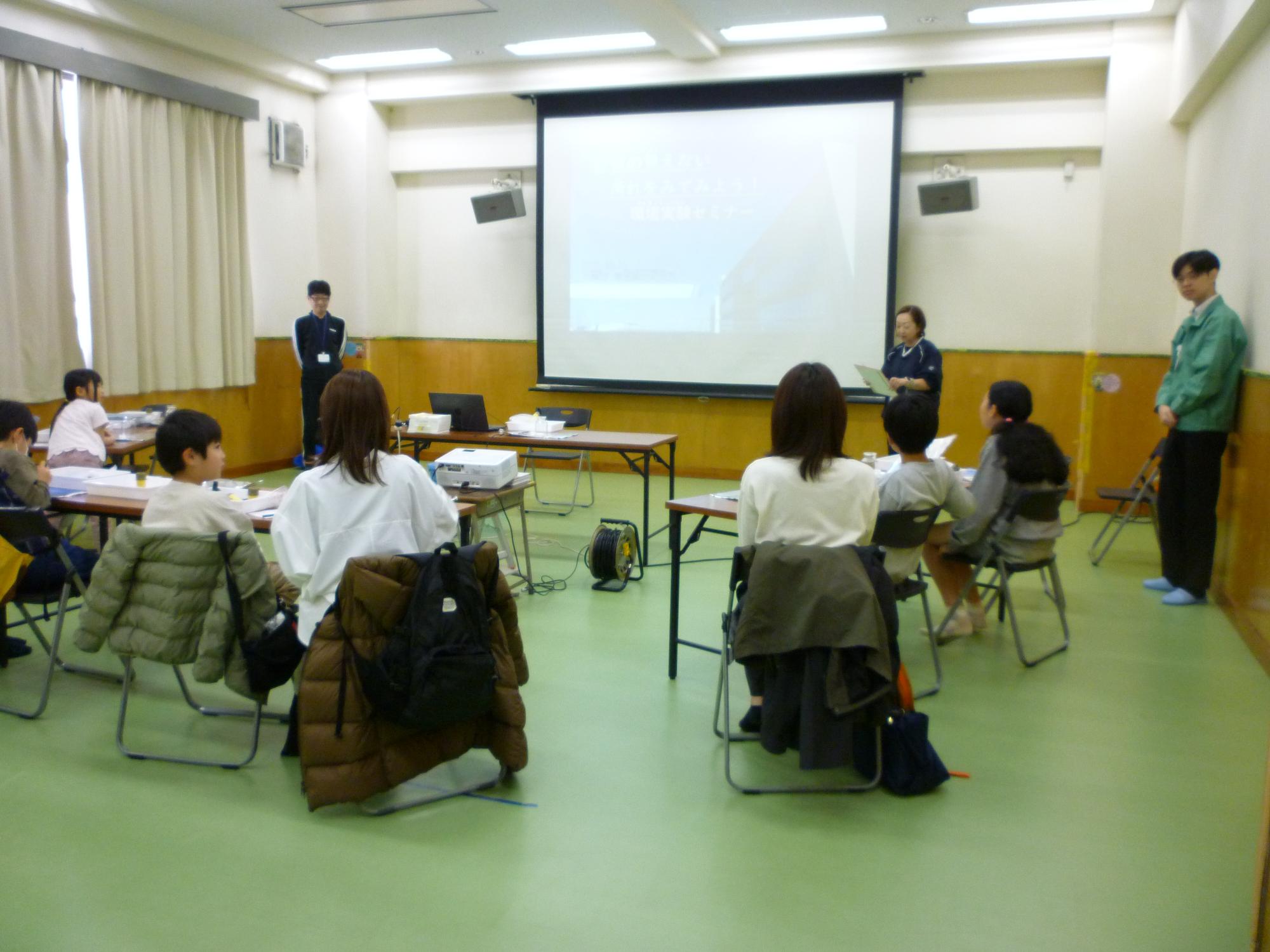 環境実験セミナーのお話を聞いている様子