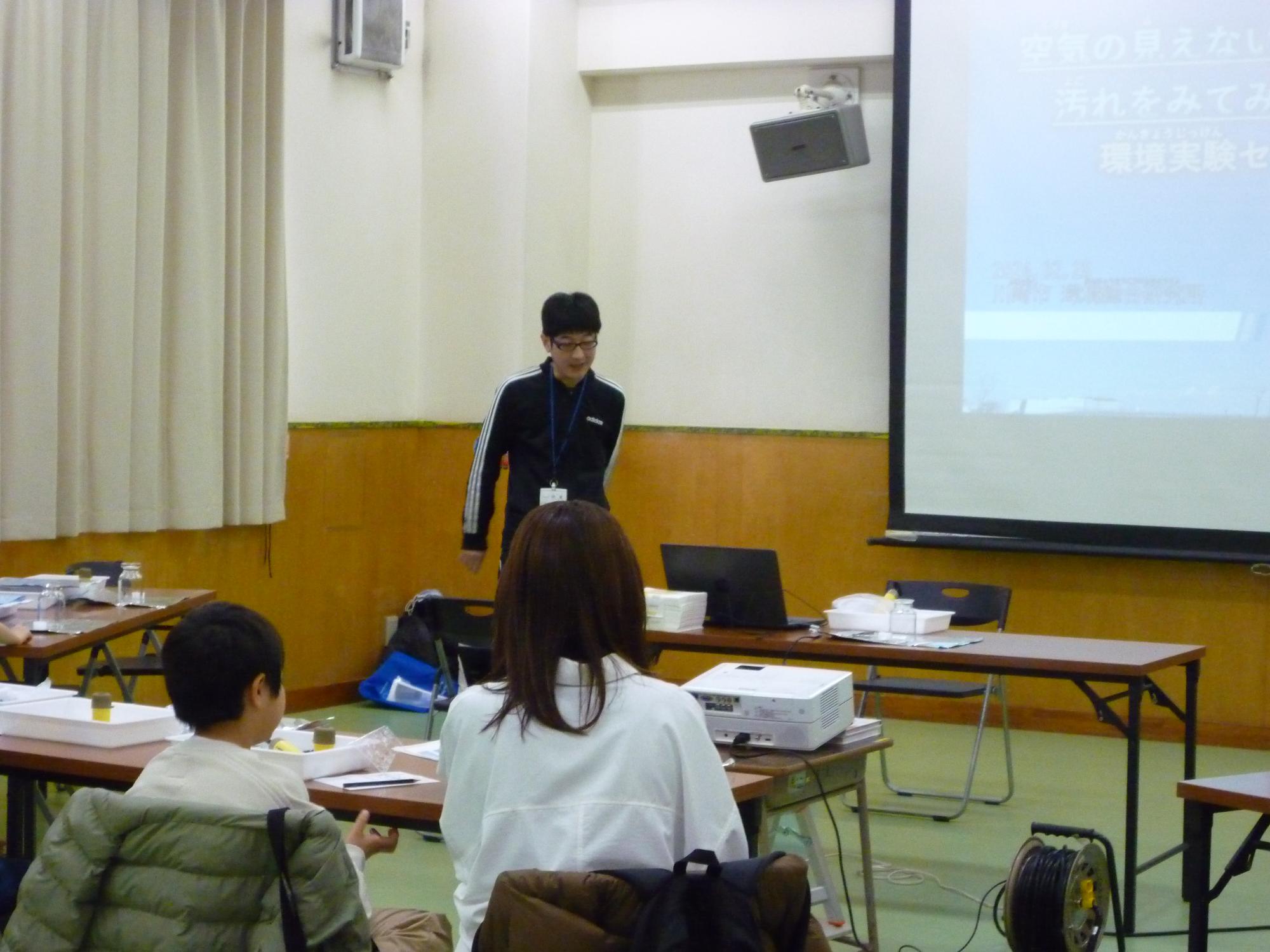 環境局の方が実験のお話をしている様子