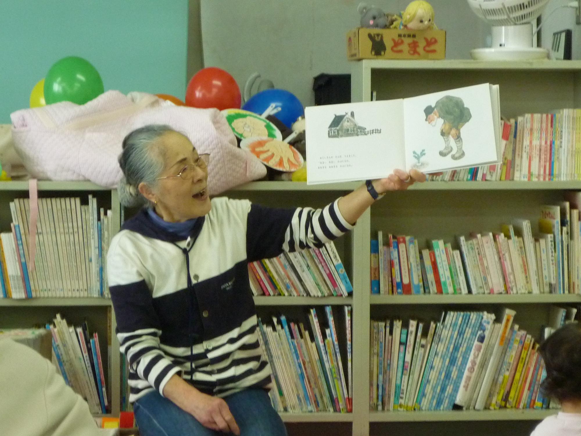 講師の方が絵本の読み聞かせをしてくれている様子_3月