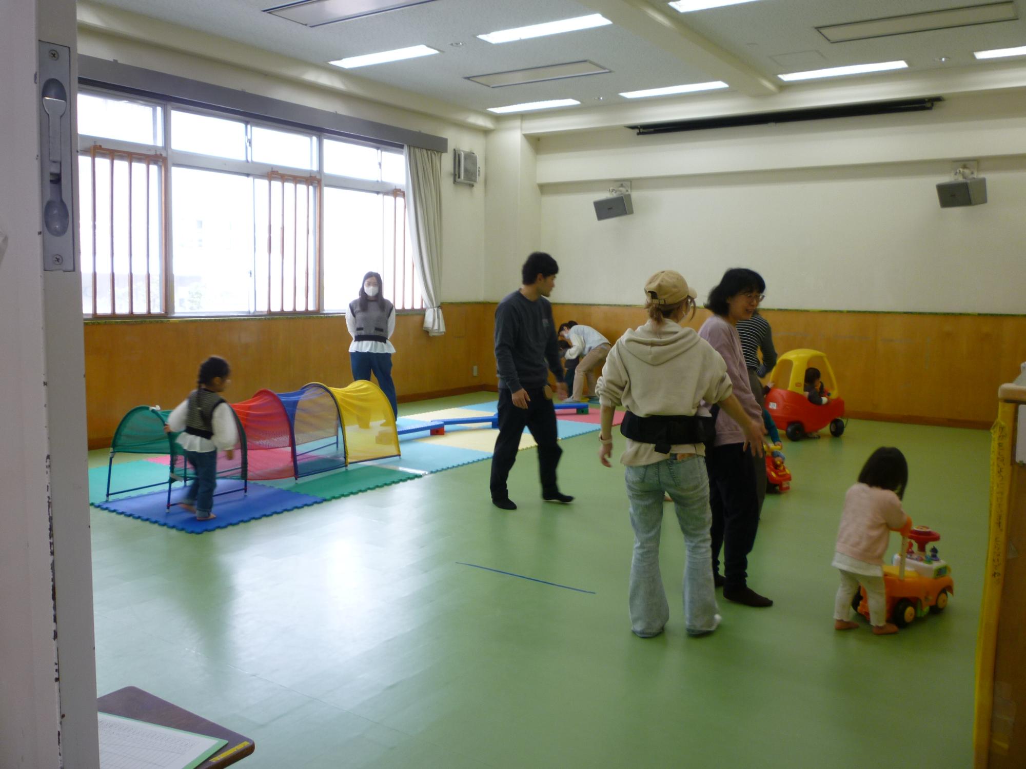 集会室で遊んでいる様子(3月)