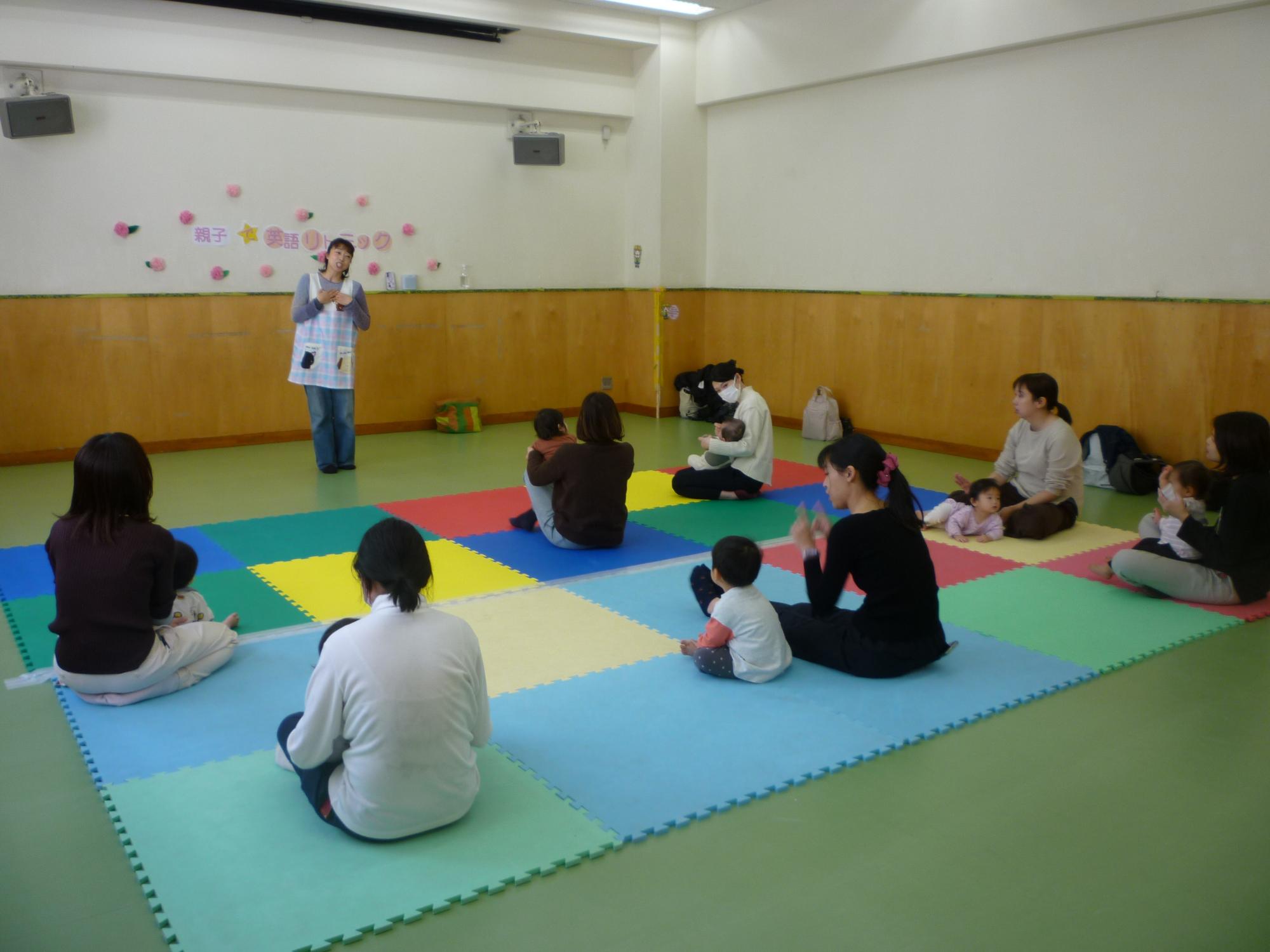 英語でリトミックを体験をしている様子