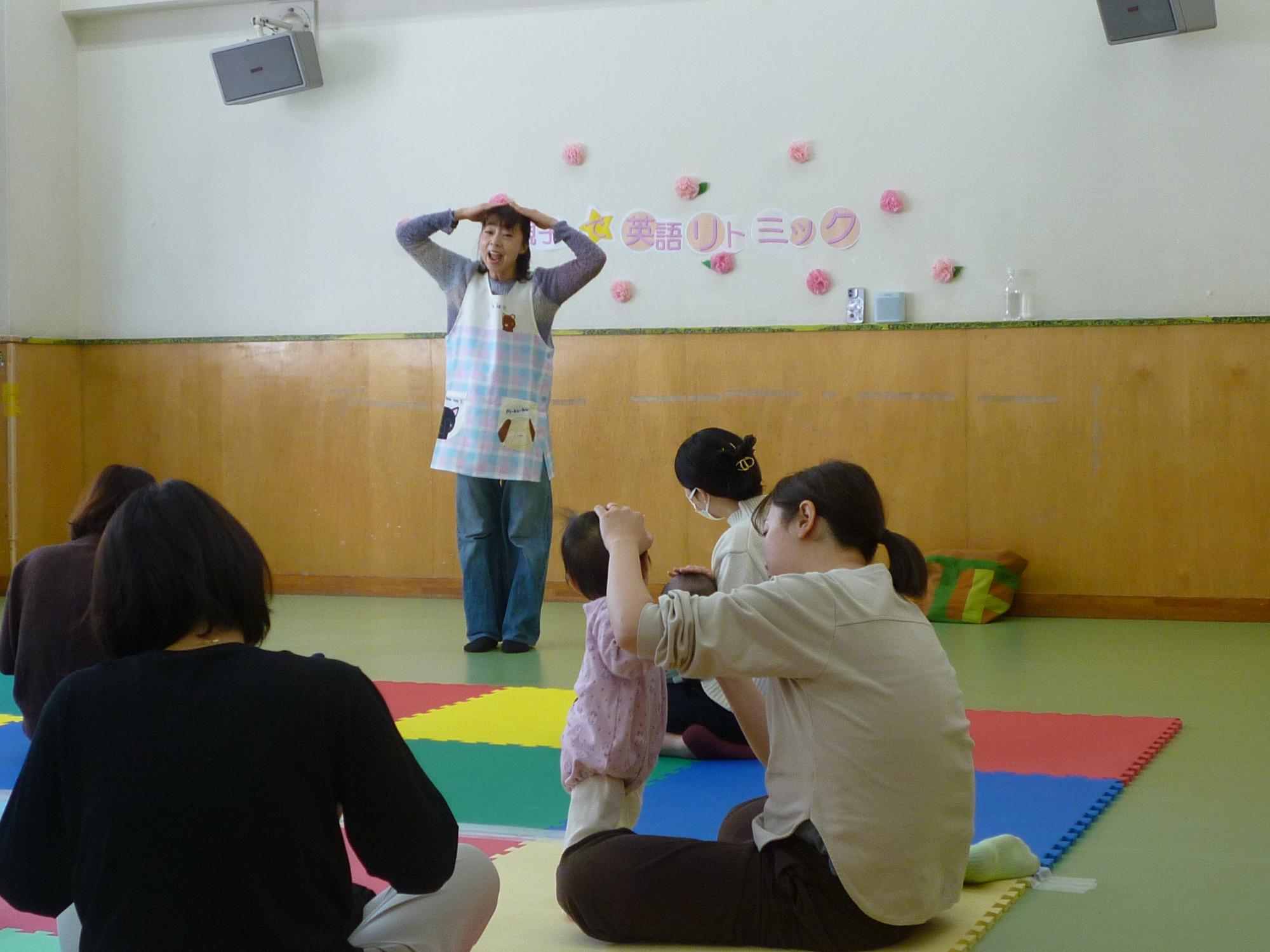 親子でリトミックをする様子