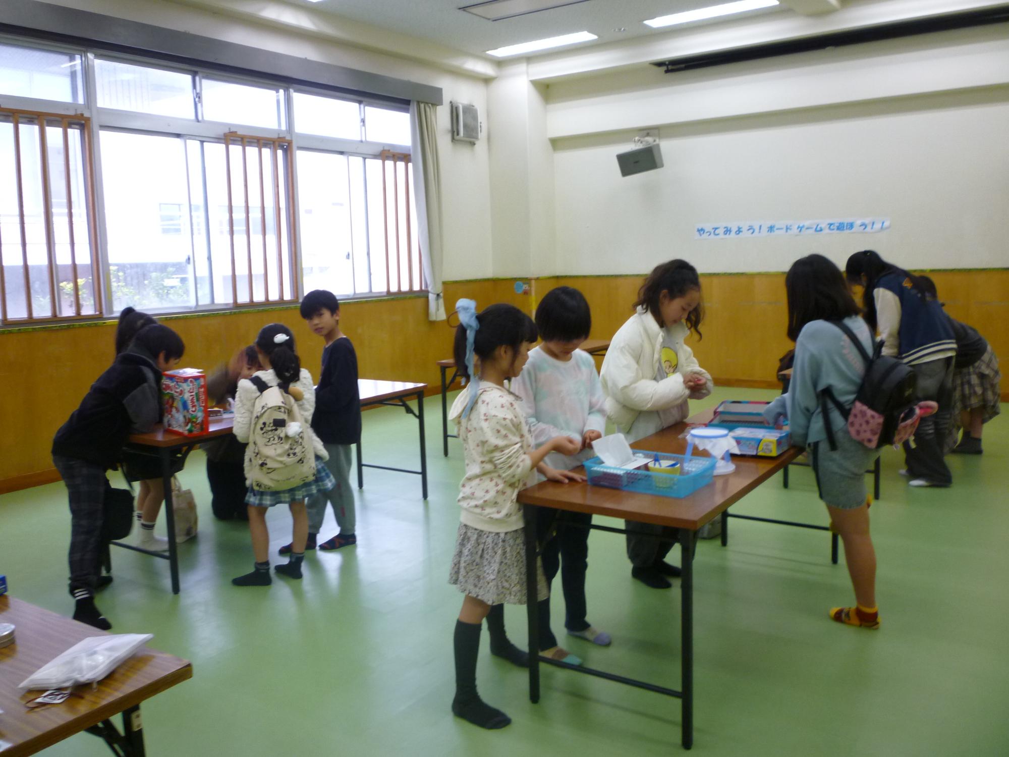 ボードゲームで遊ぶ様子