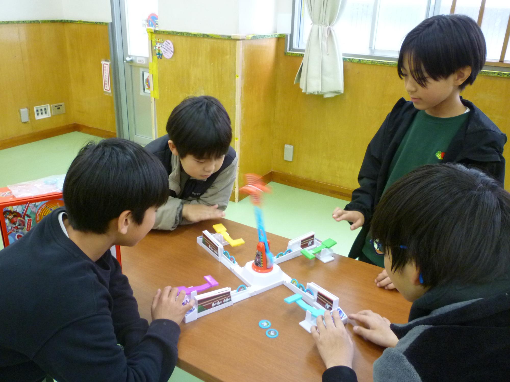 人気のボードゲームで遊ぶ様子