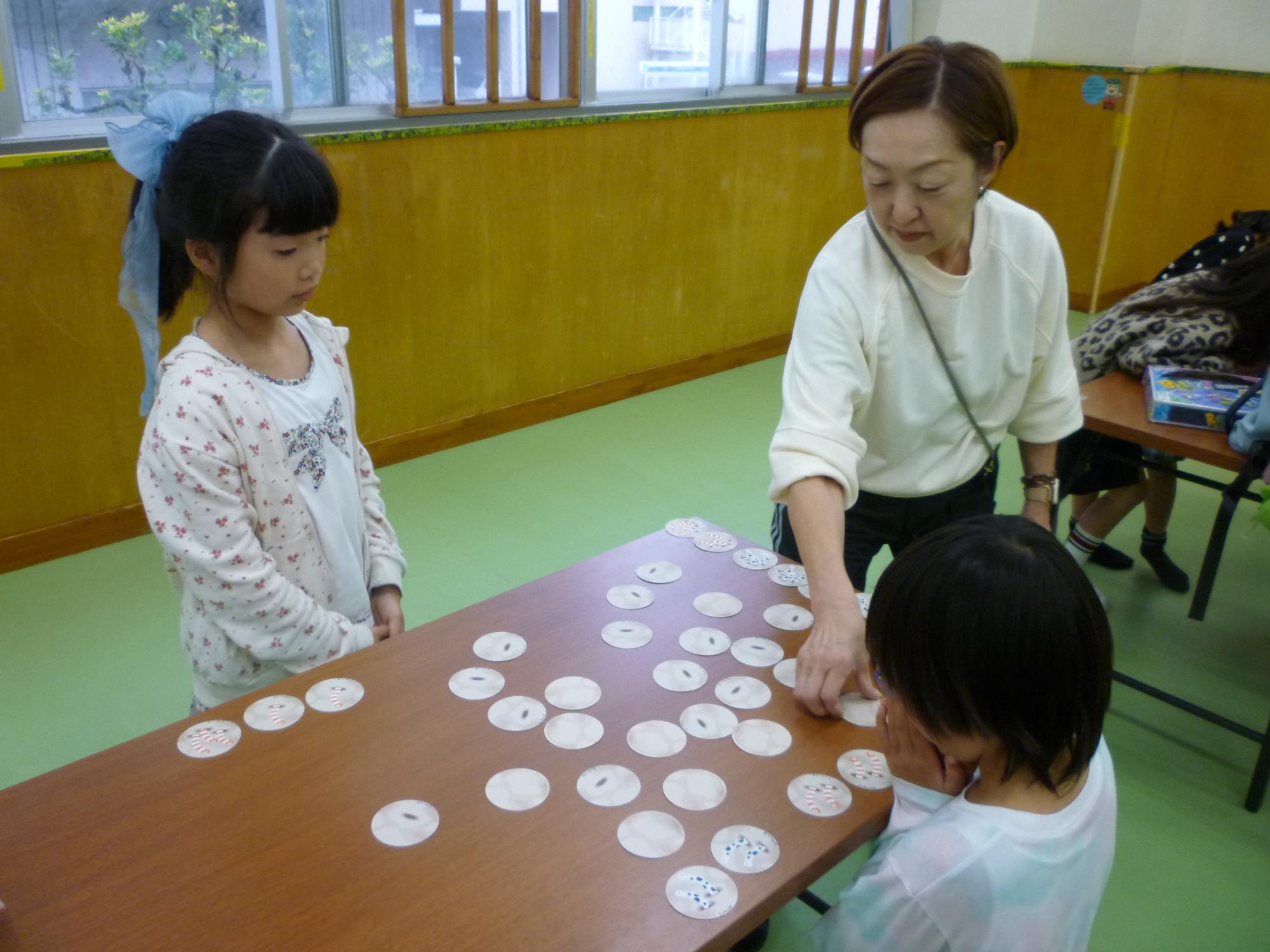 新作のボードゲームで遊ぶ様子