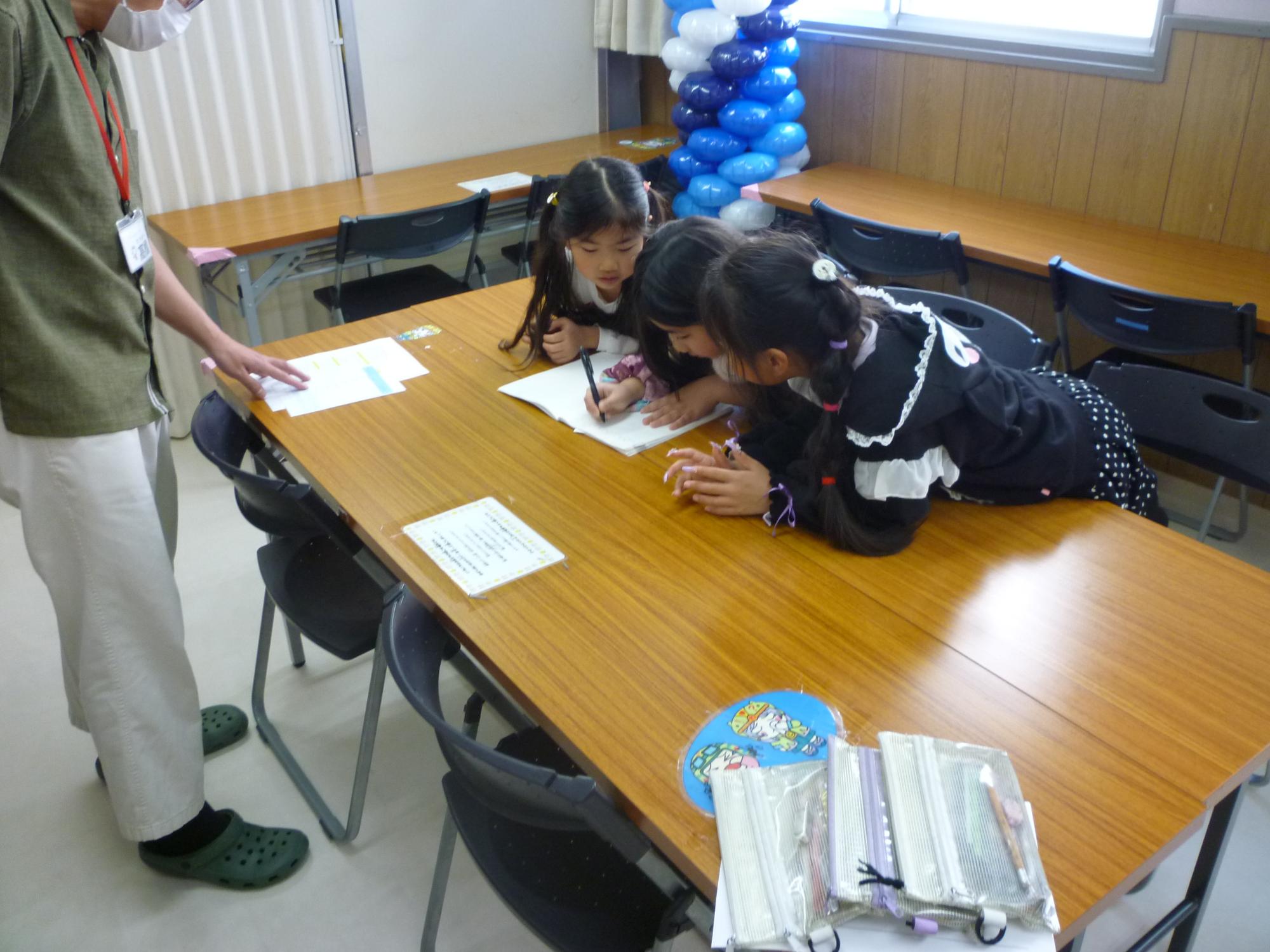 会議で話し合いをしている写真