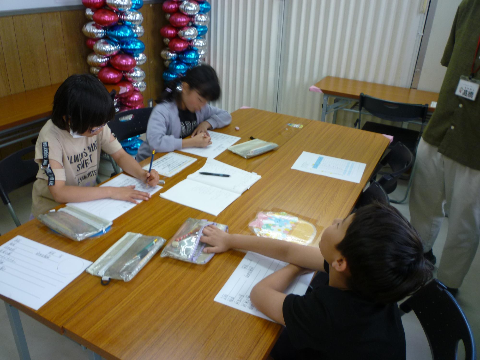 会議で話し合いをしている写真