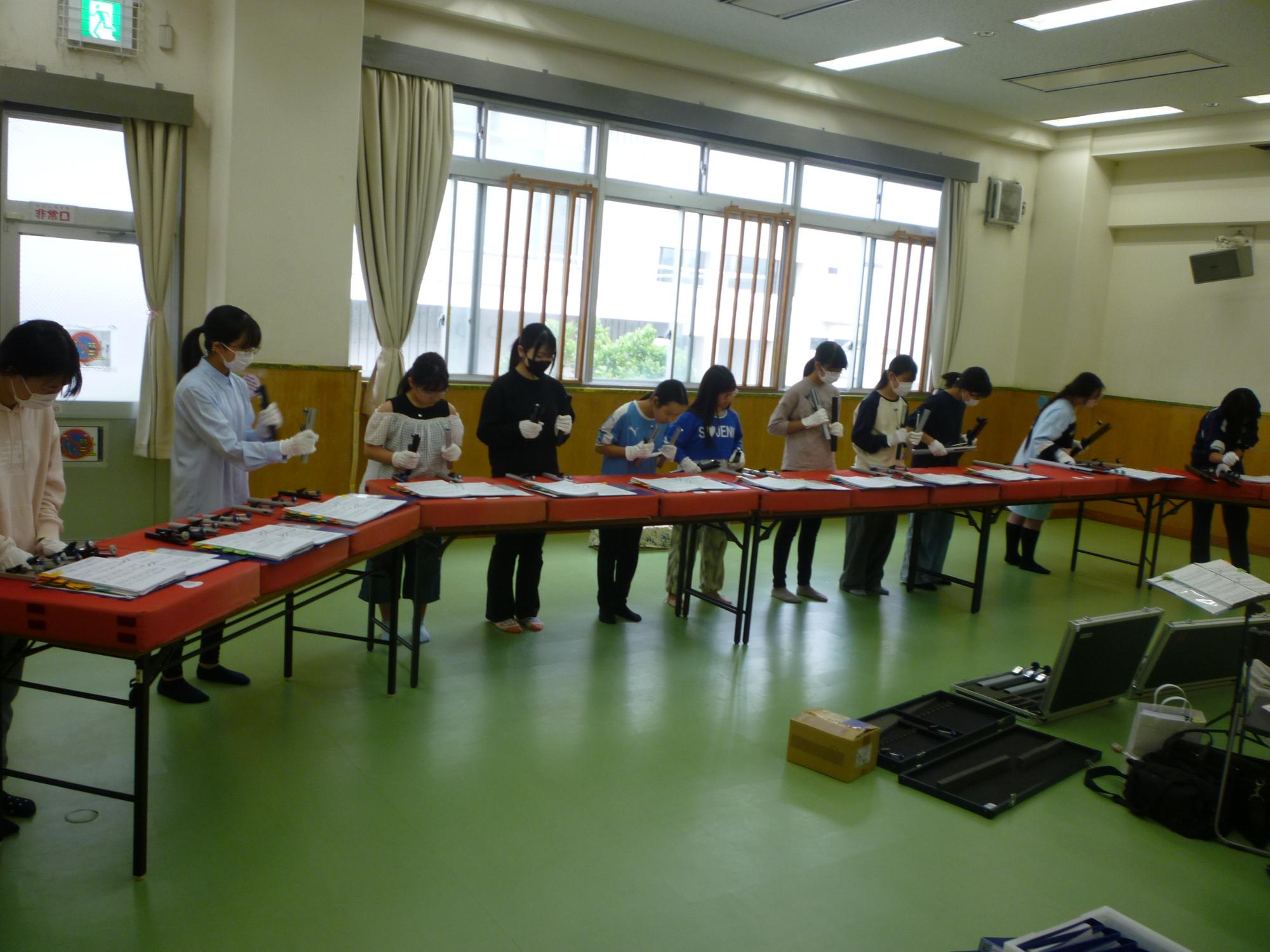 難しい曲を練習するこどもたちの写真