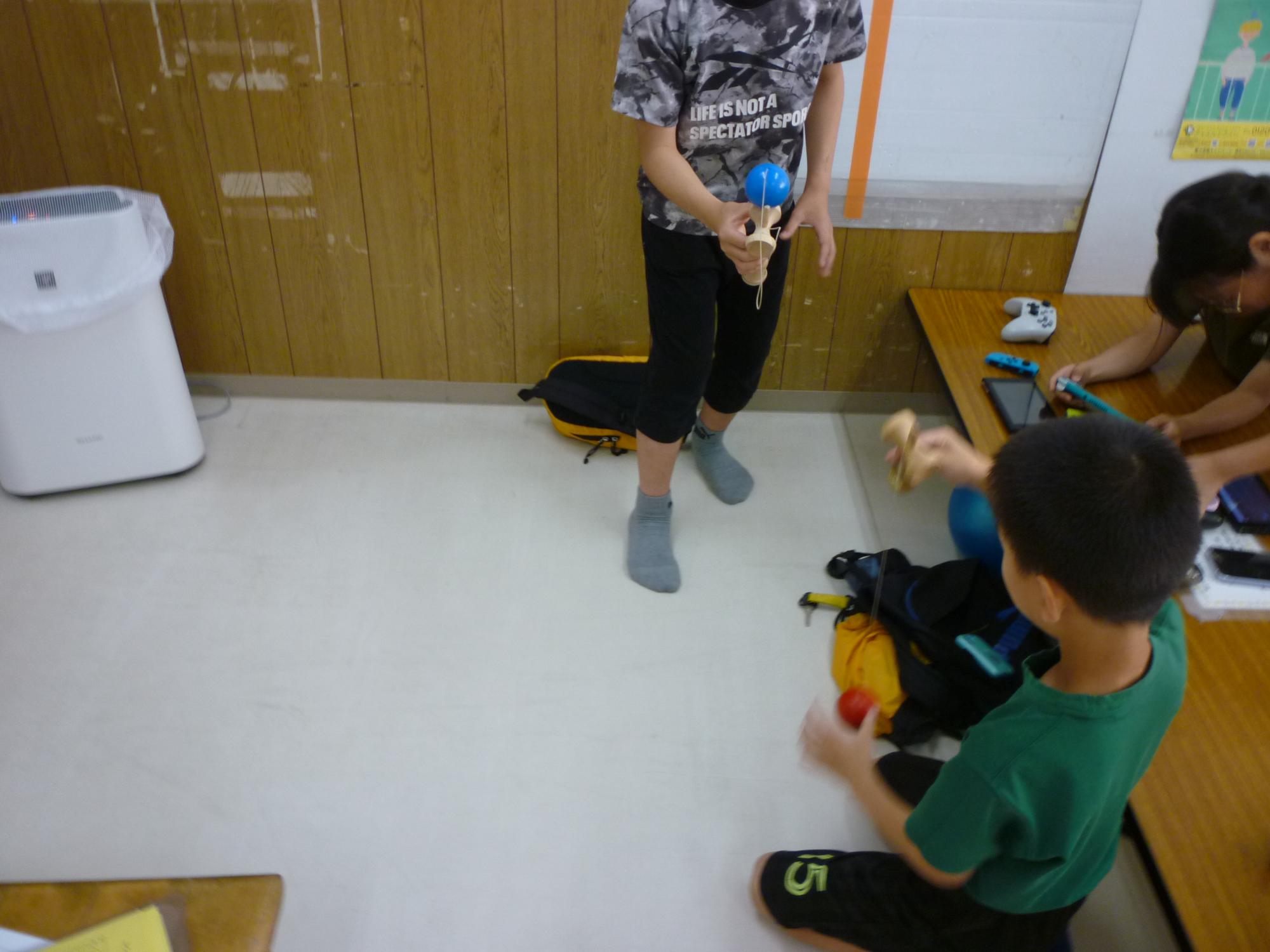それぞれの技を練習するこどもたちの写真
