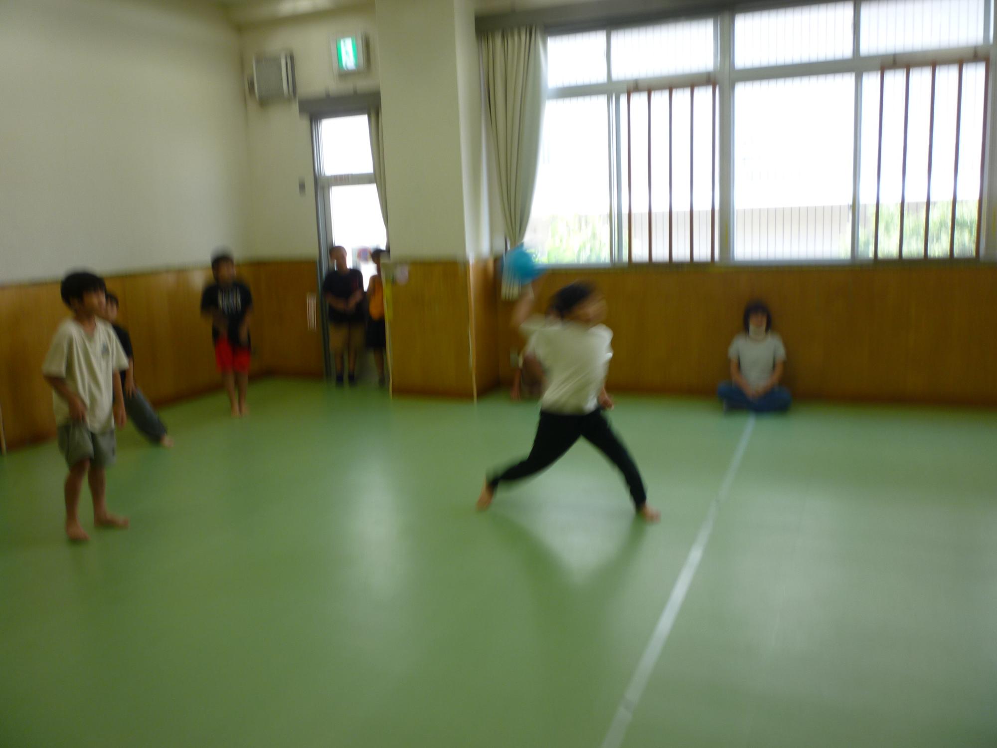 ドッジボールを楽しむ子どもたちの写真