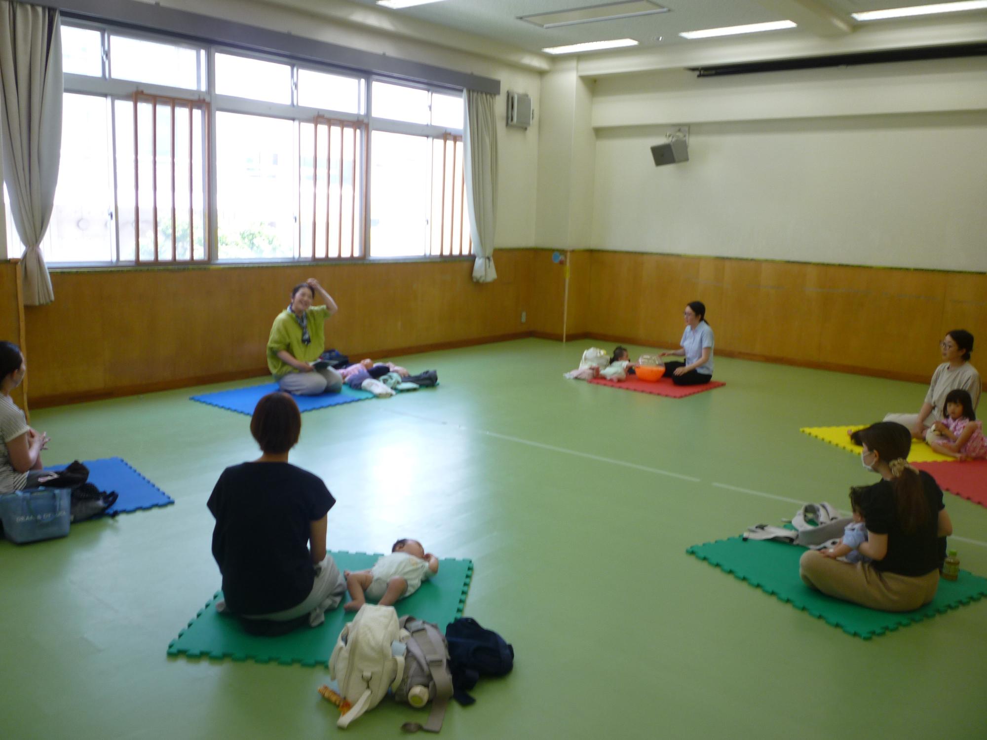 講師が参加者にお話をされている様子を撮った写真