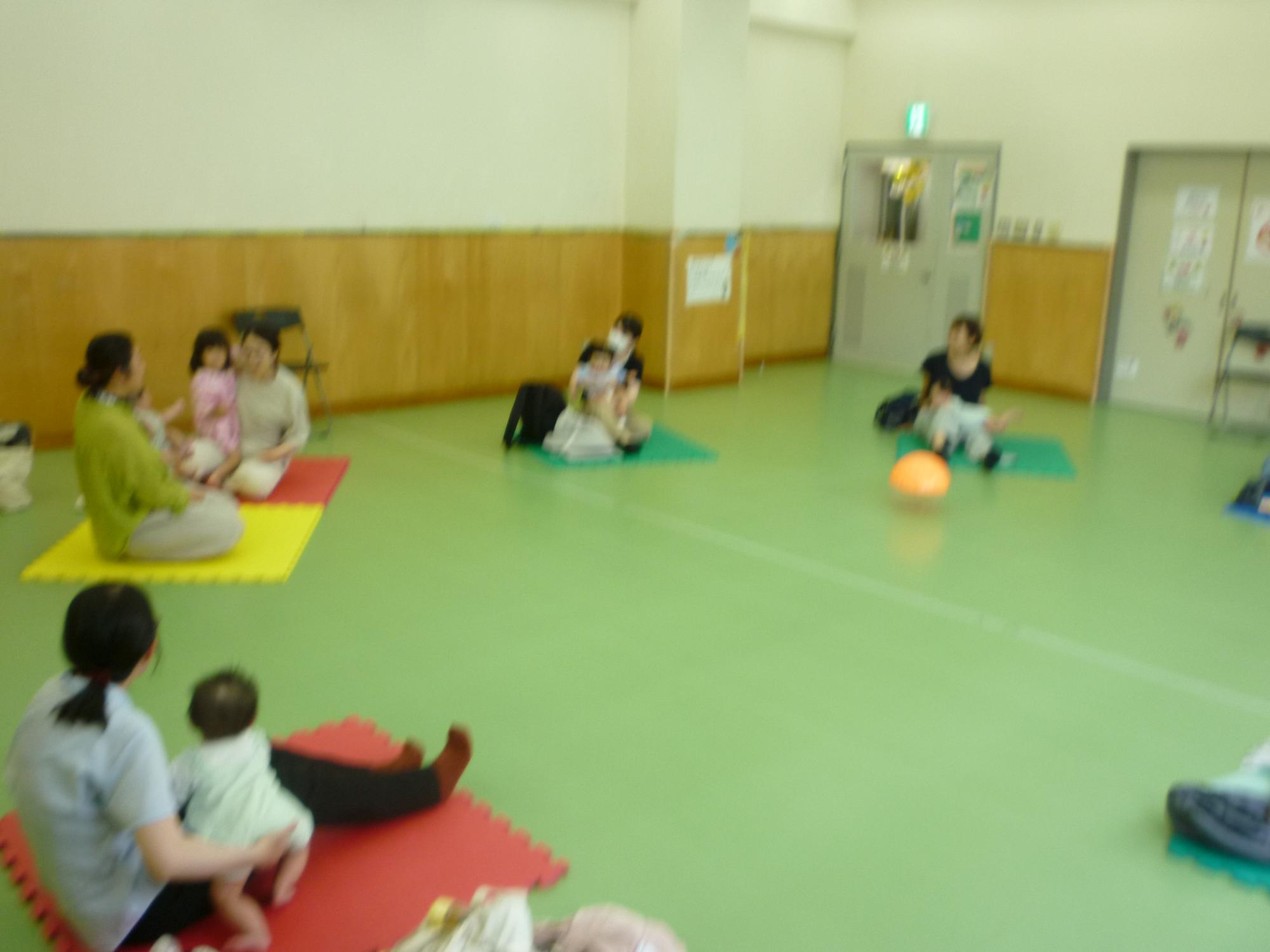 抱っこの仕方を教わる保護者たちの写真