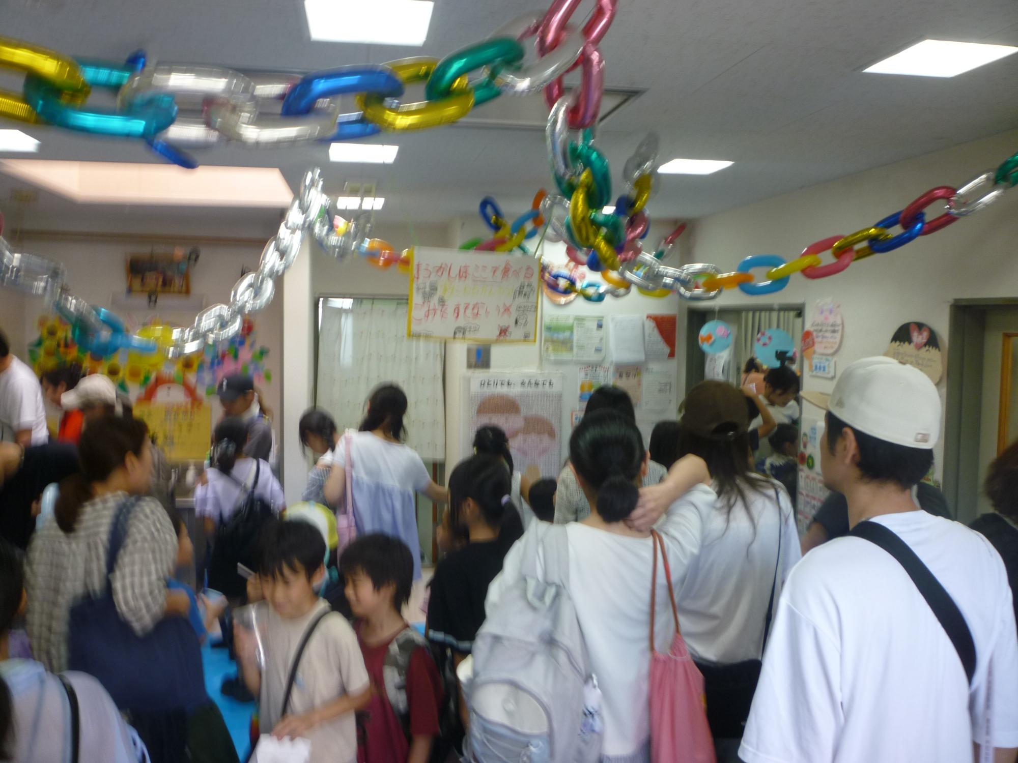 夕涼み会の館内の様子を撮った写真