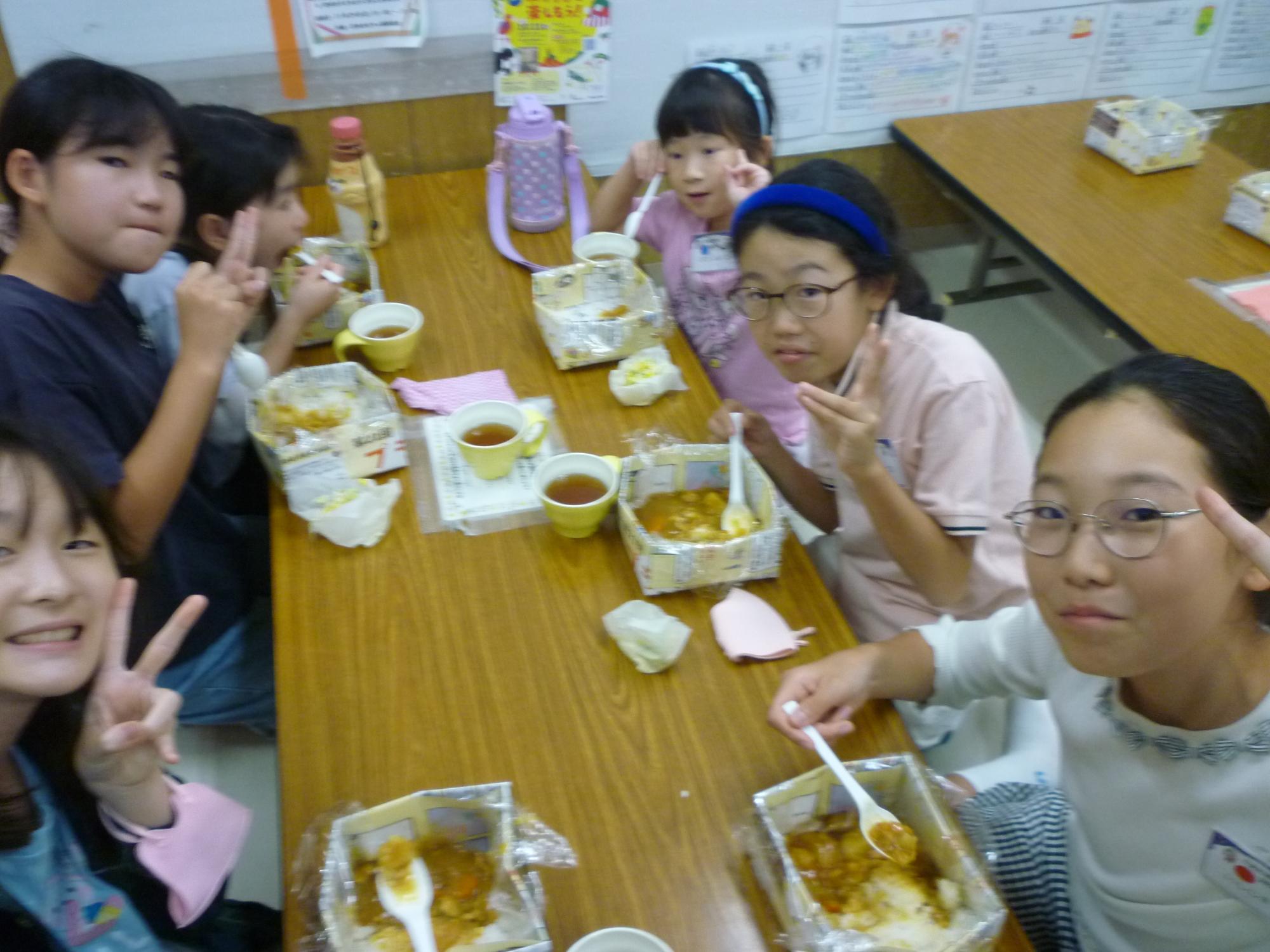 「お泊り会」みんなで一緒に夕食を食べているこどもたちの写真