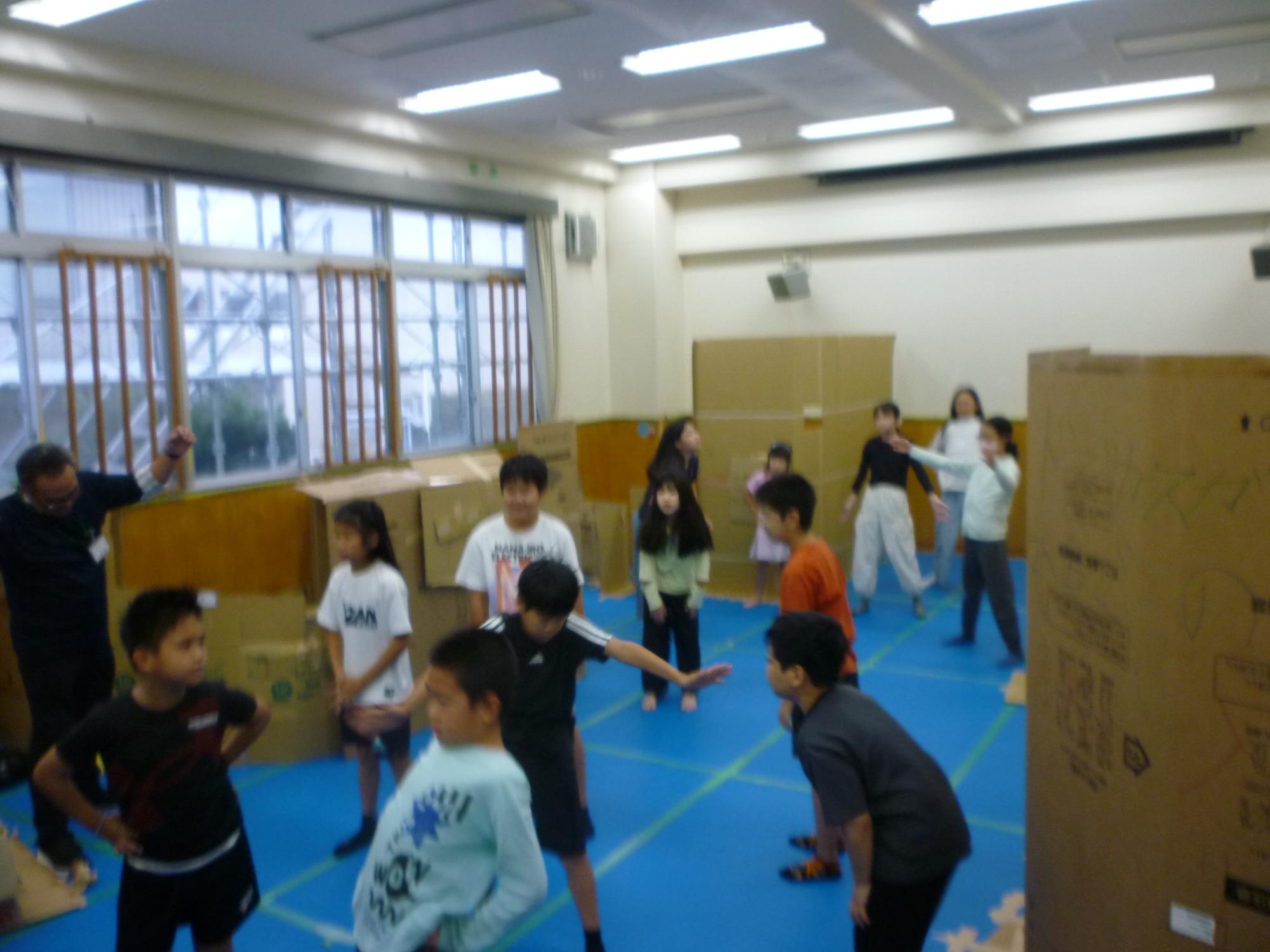 「お泊り会」朝にラジオ体操をするこどもたちの写真