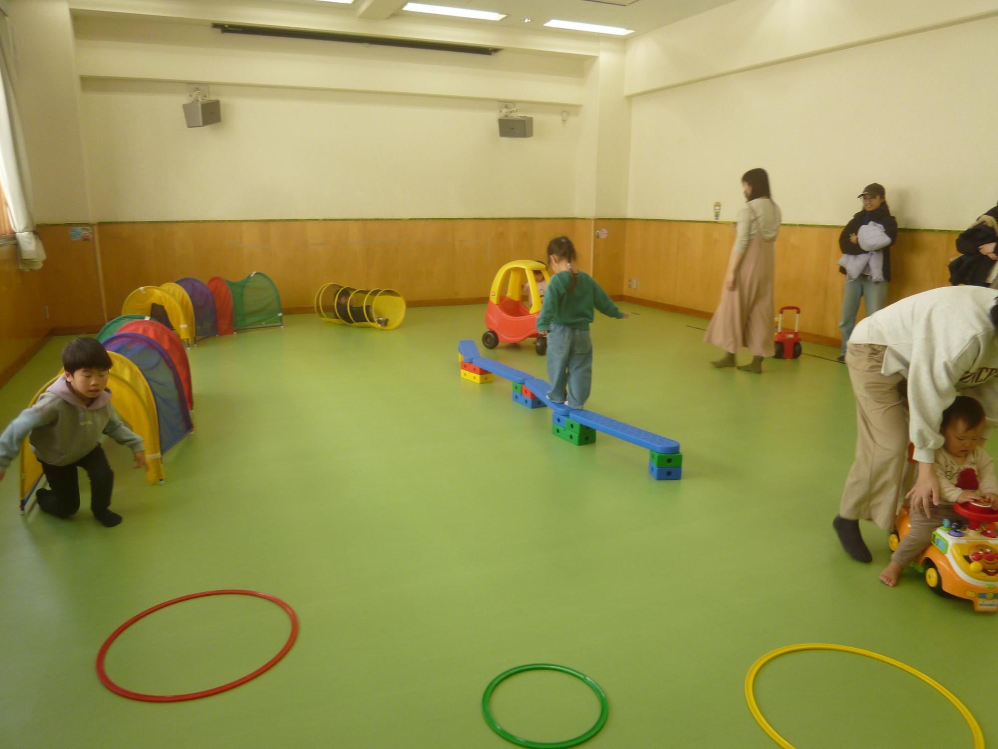 ちびっこぶんぶん広場で遊ぶ幼児親子の写真