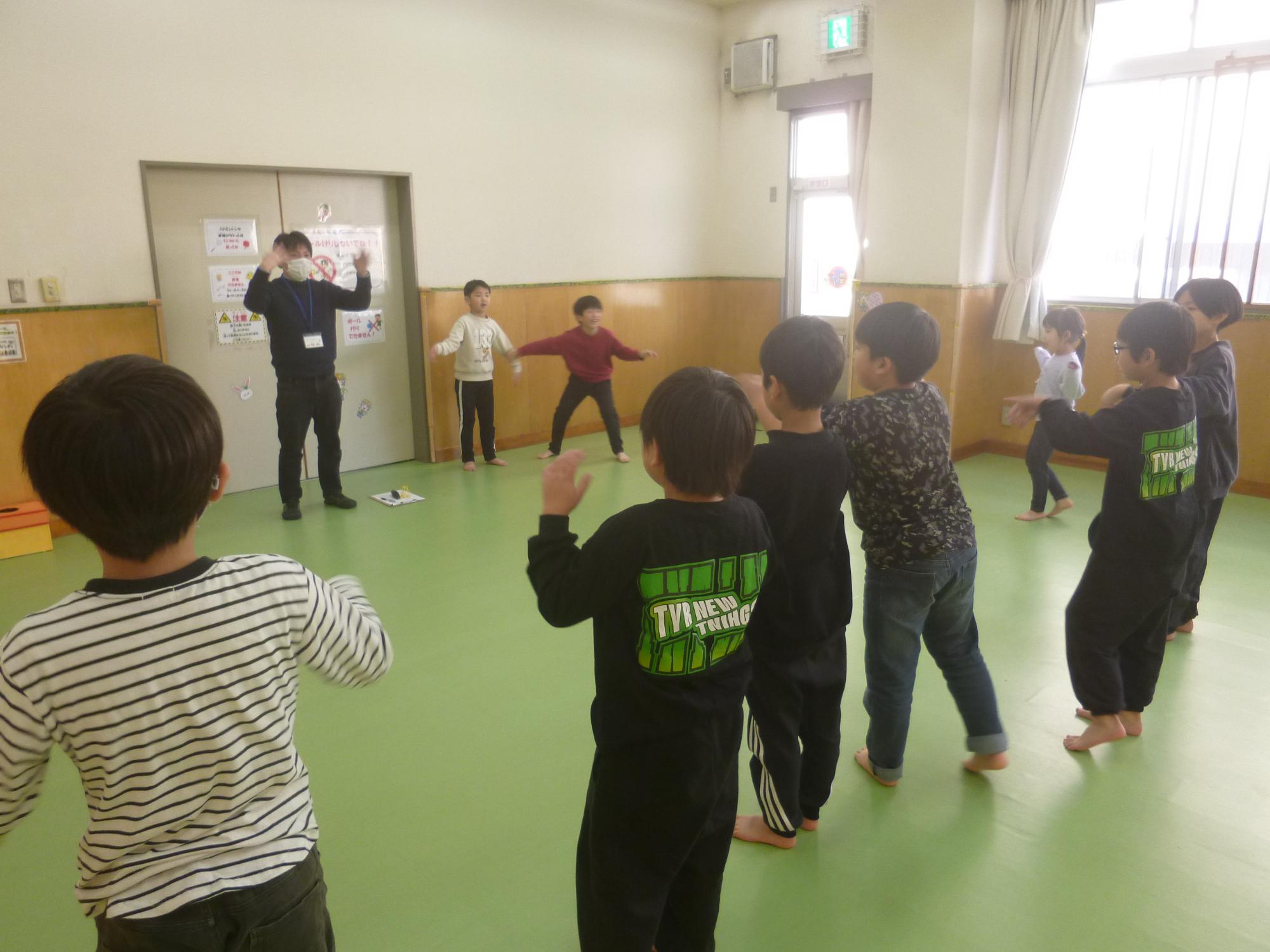 ドッヂボールをしているこどもたちの写真