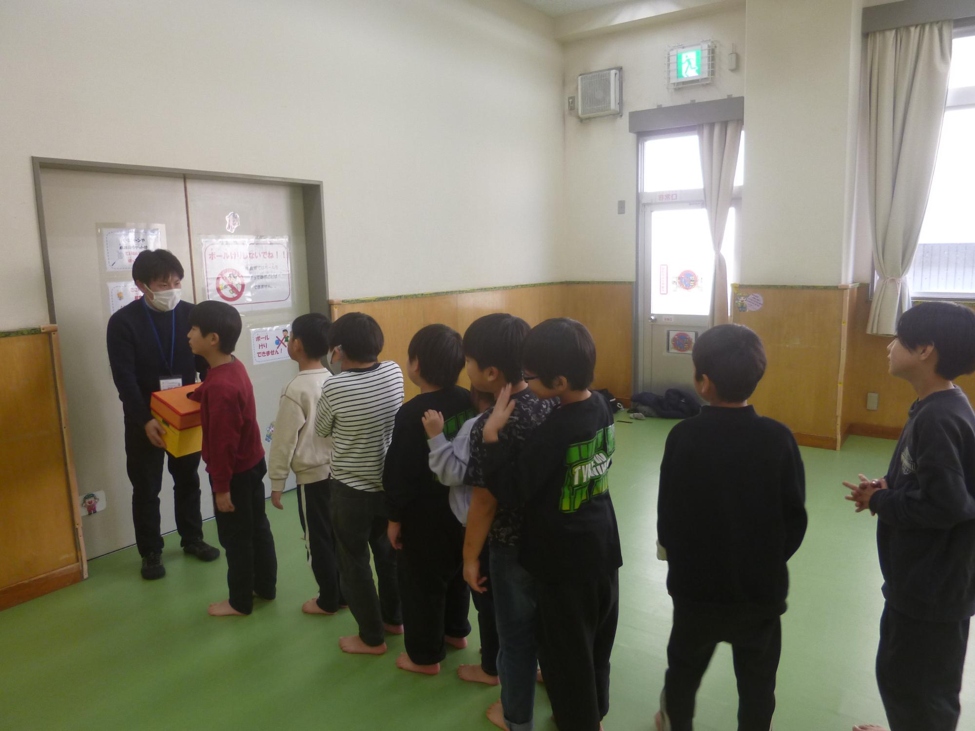 ドッヂボールをするこどもたちの写真