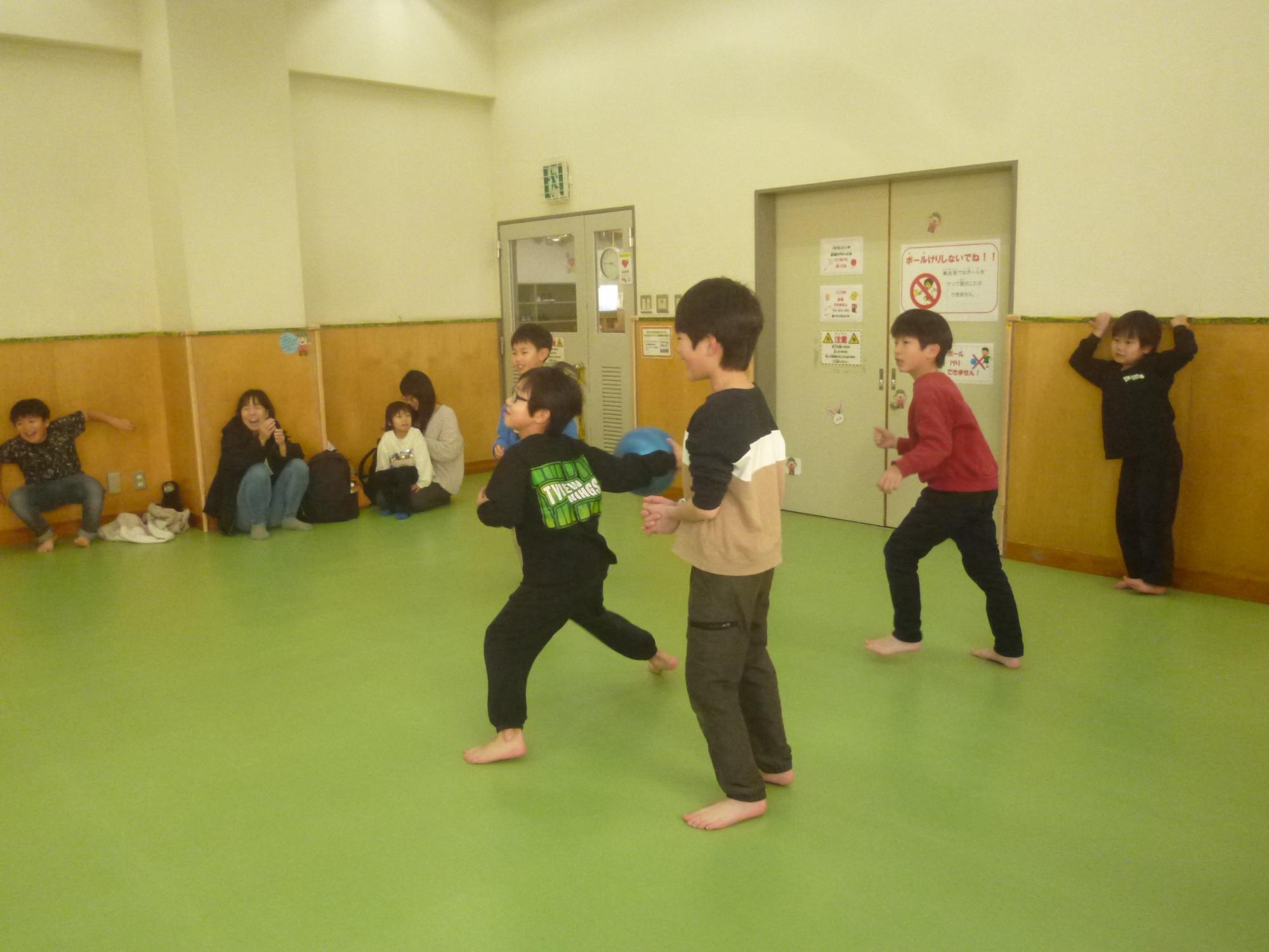 ドッヂボールをしているこどもたちの写真