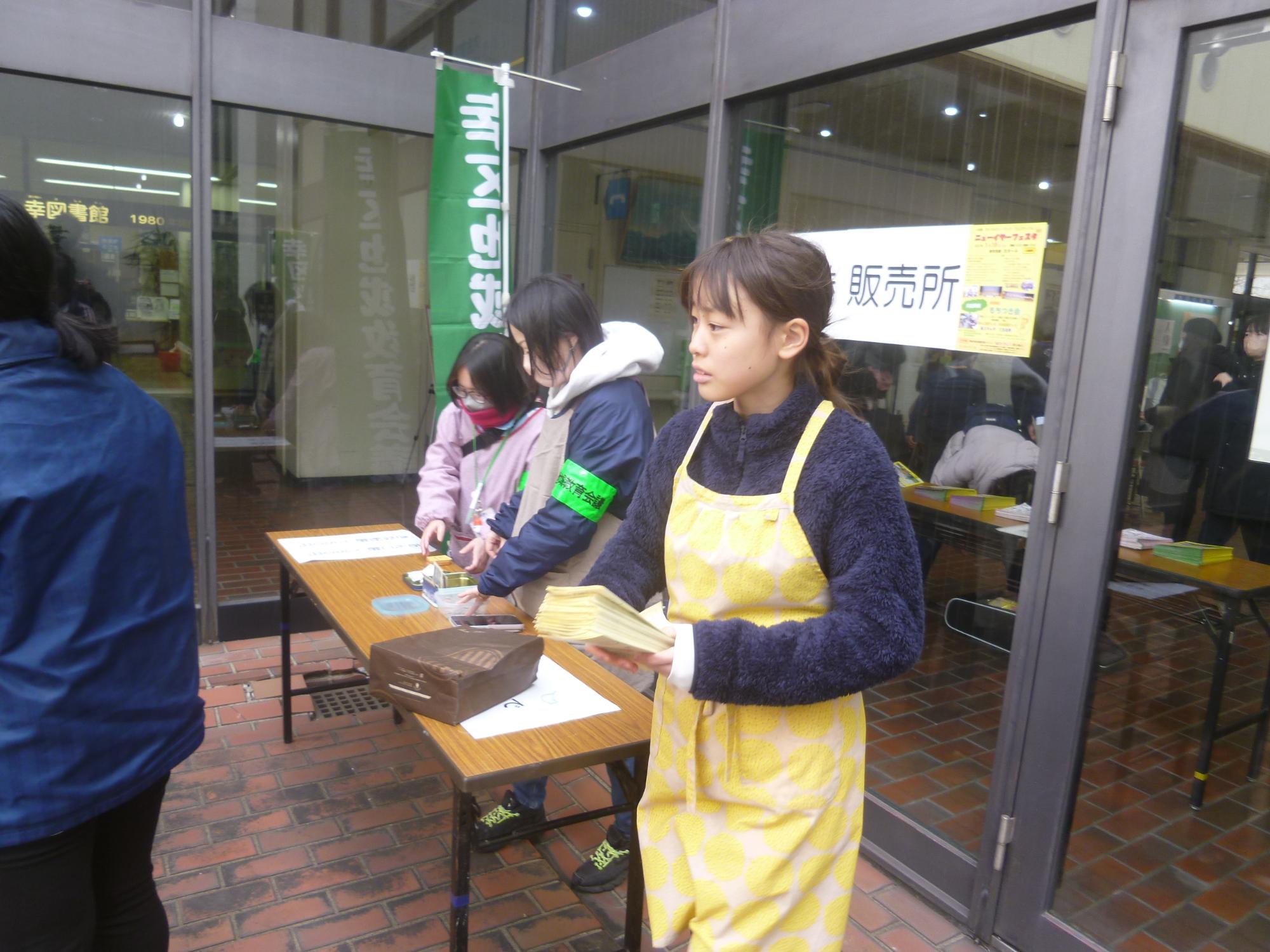 餅つきのお手伝いをする子供の写真