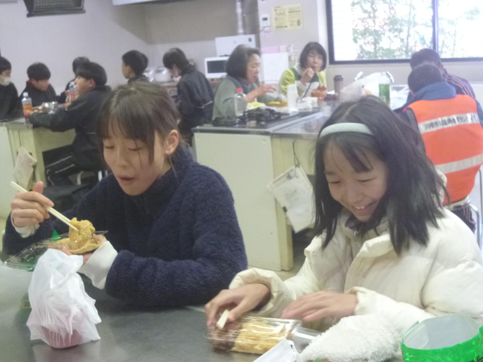 ついたお餅を美味しそうに食べる子どもの写真