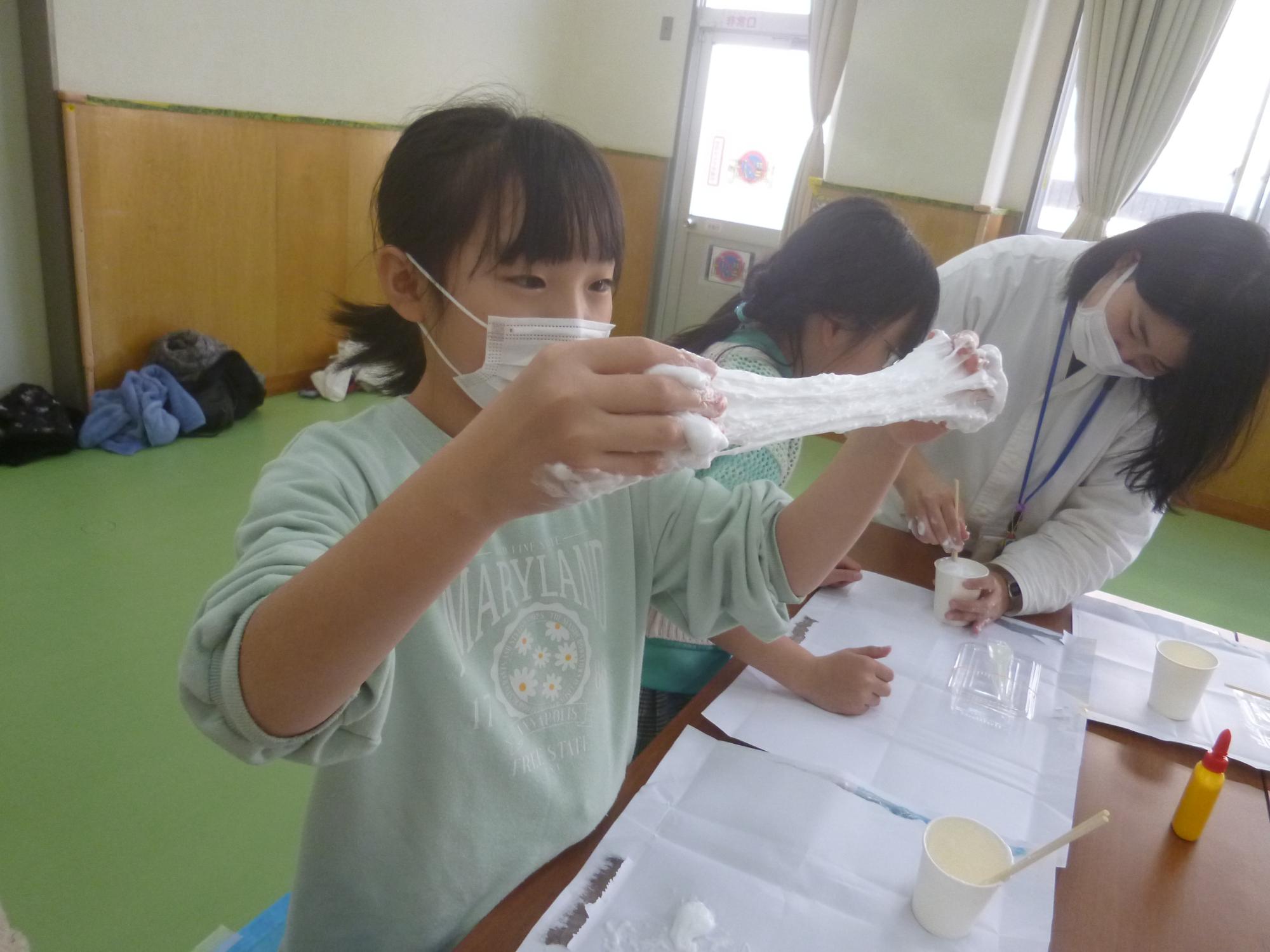 スライムづくりに挑戦する子どもたちの写真