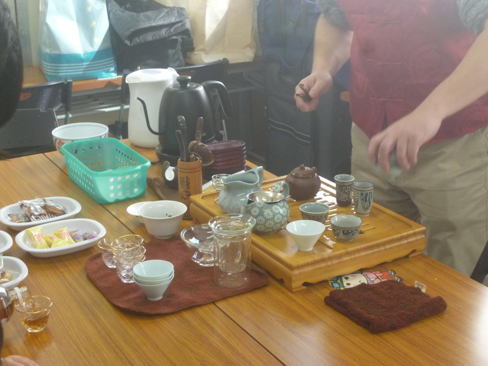 講師の方が、本格的な道具を使って中国茶を煎じている手元の写真