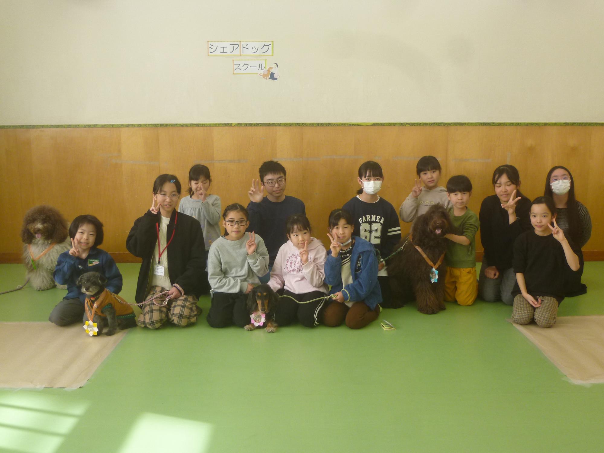 シェアドッグスクール参加者とワンちゃんの集合写真