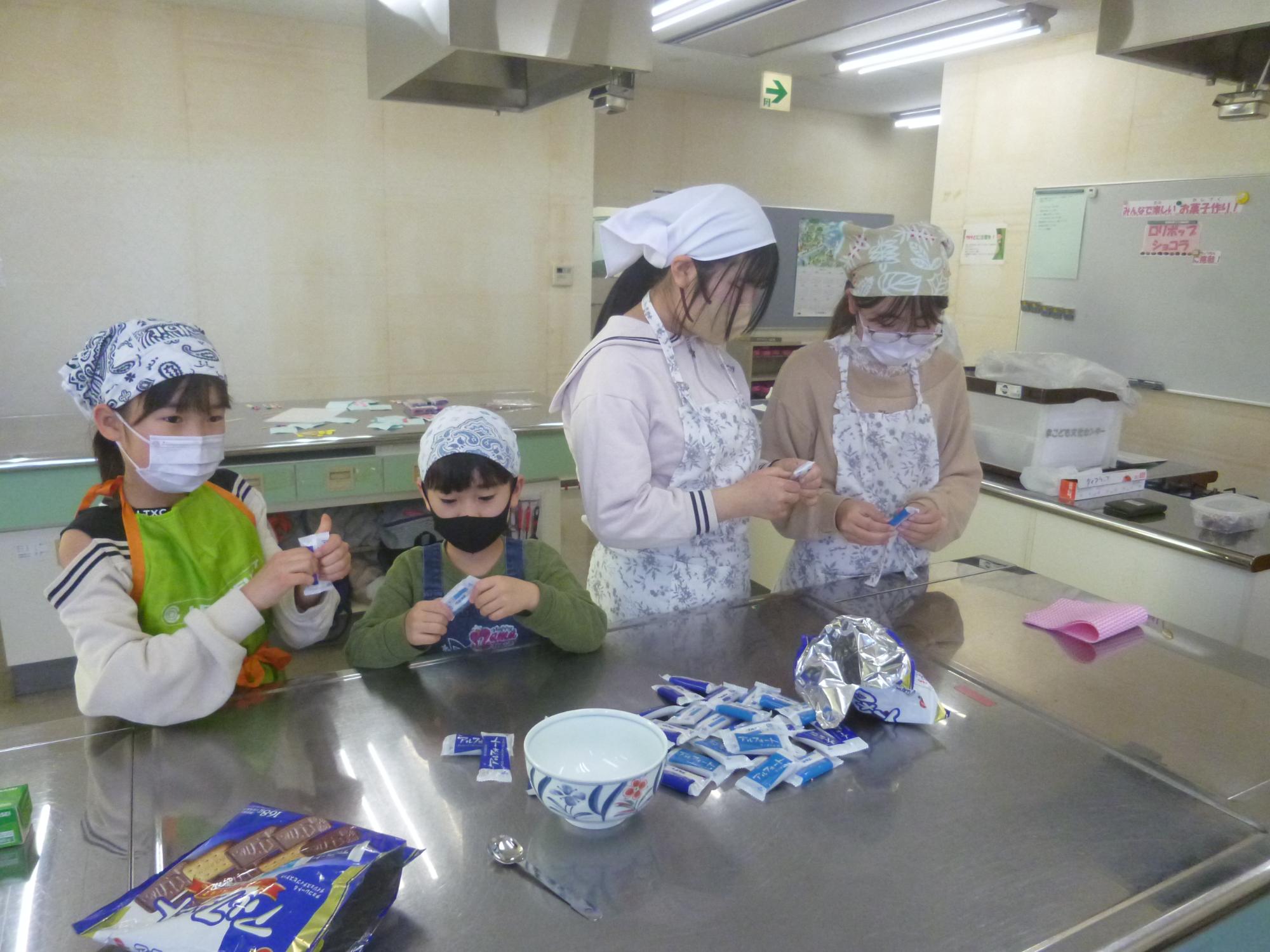 チョコクッキーを砕く作業をしている子どもの写真