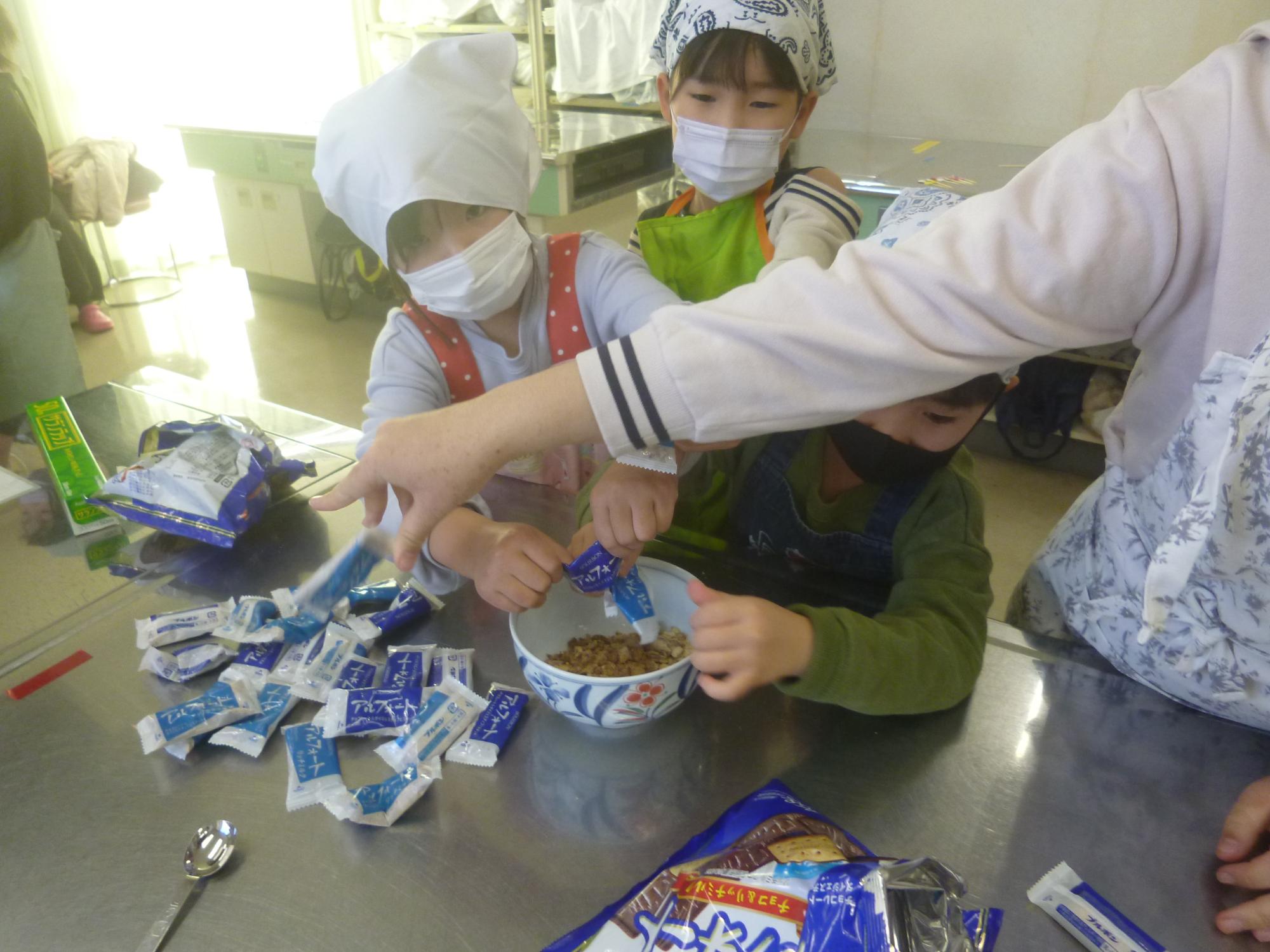 チョコクッキーの材料を砕いて器に入れている写真