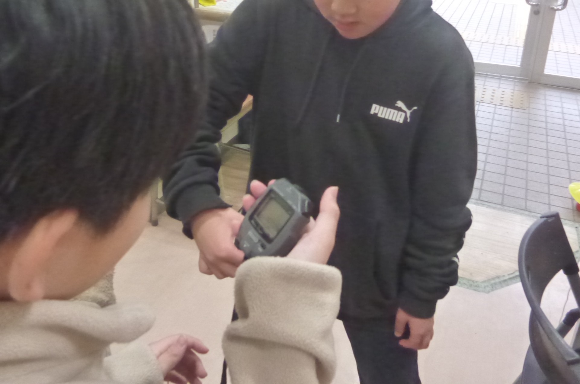 こんちゃれで他の参加者のタイムを計る子どもの写真