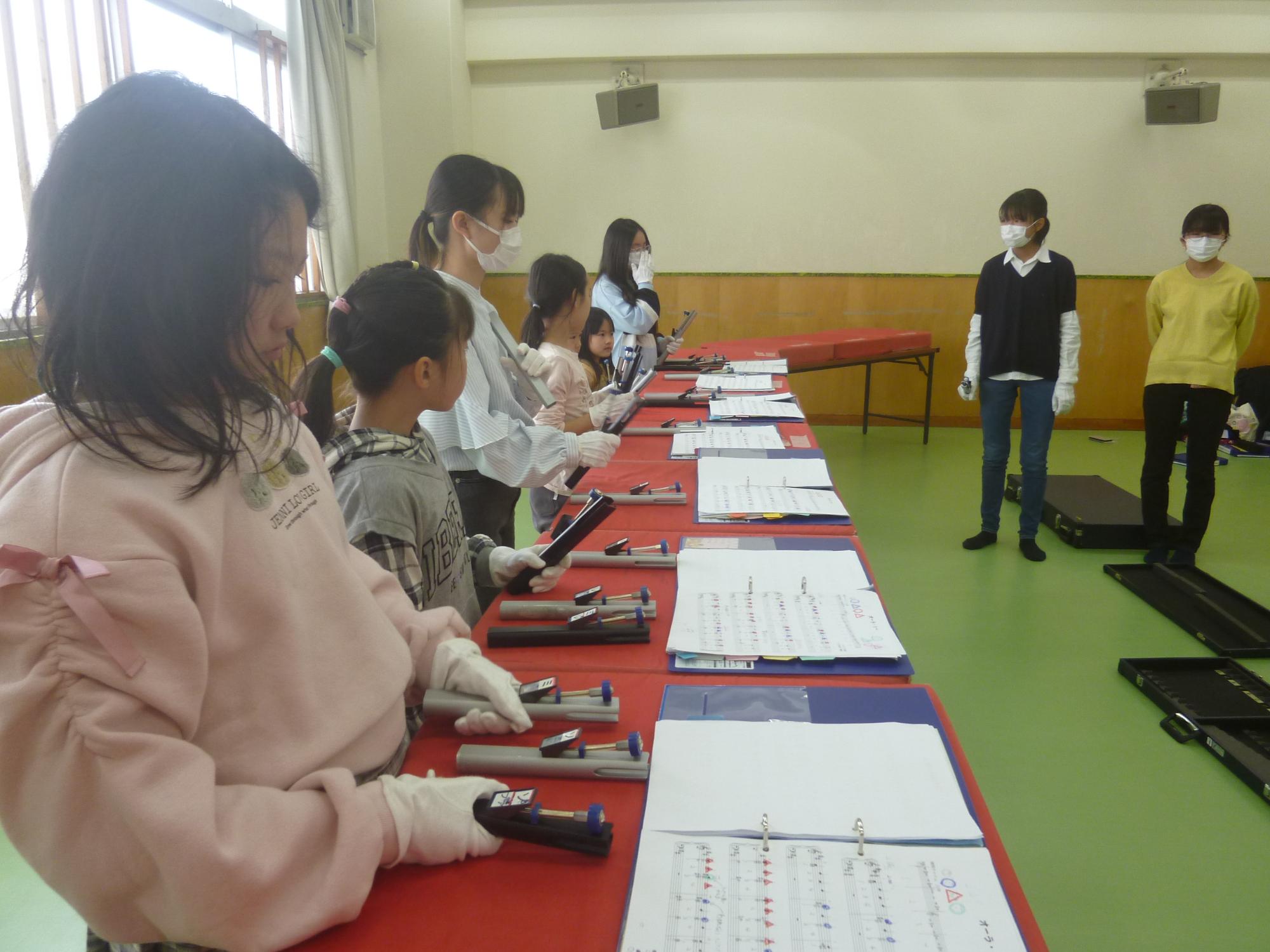 トーンチャイムの演奏練習をする子どもたちの写真