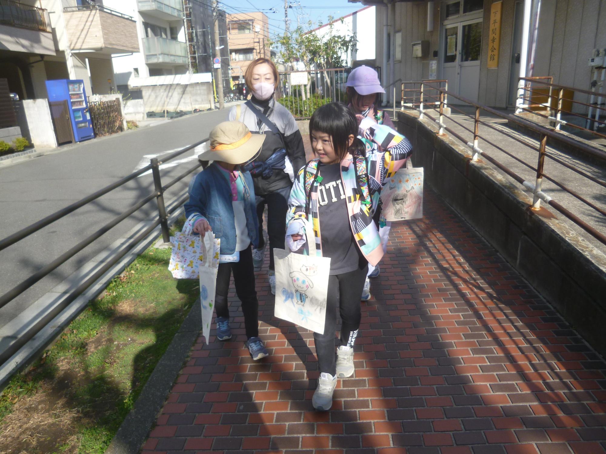 帰り道に笑顔で帰るこどもたち