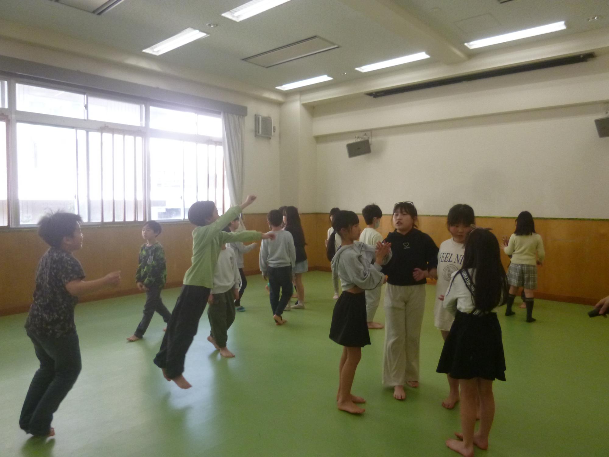 こどもたちがチームに分かれて話し合っている写真