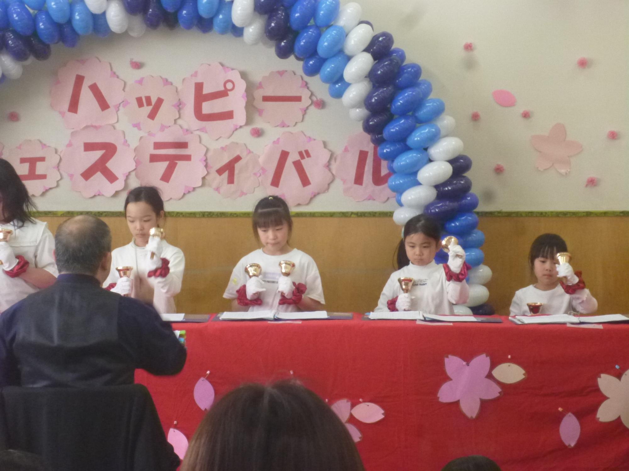 ベルを演奏するこどもたち