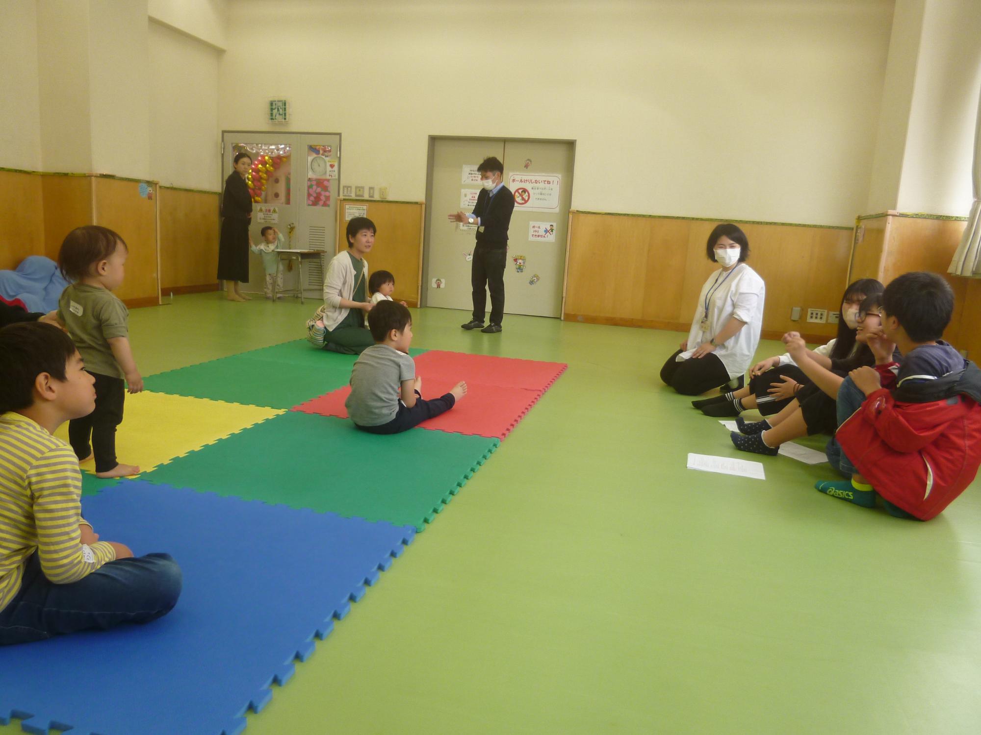 手遊びをしている様子