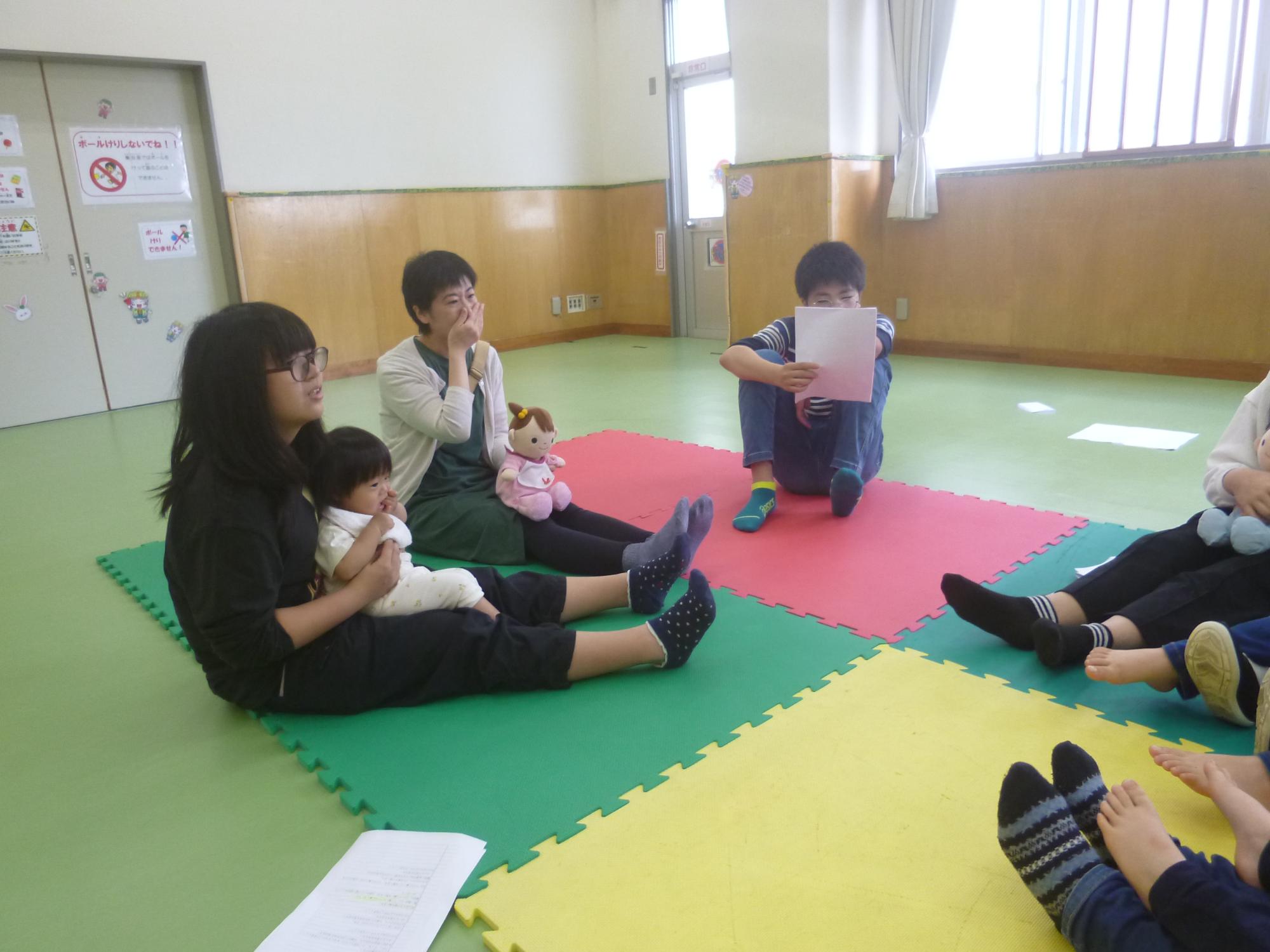 歌あそびをしている様子