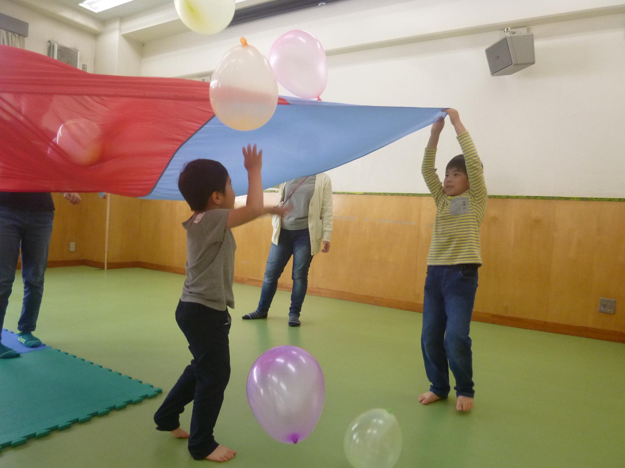 風船あそびをしている様子