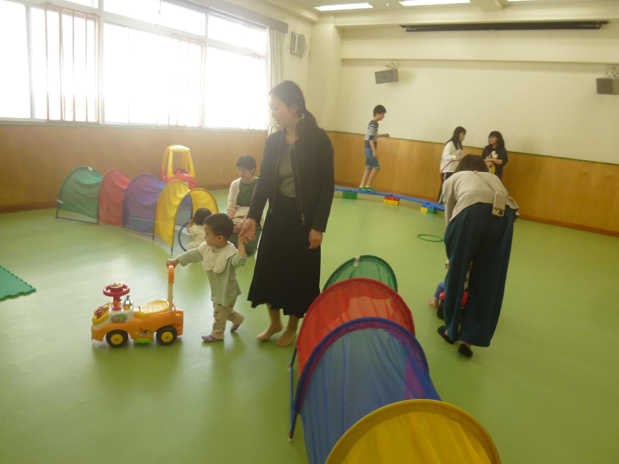 大型遊具で遊ぶ様子