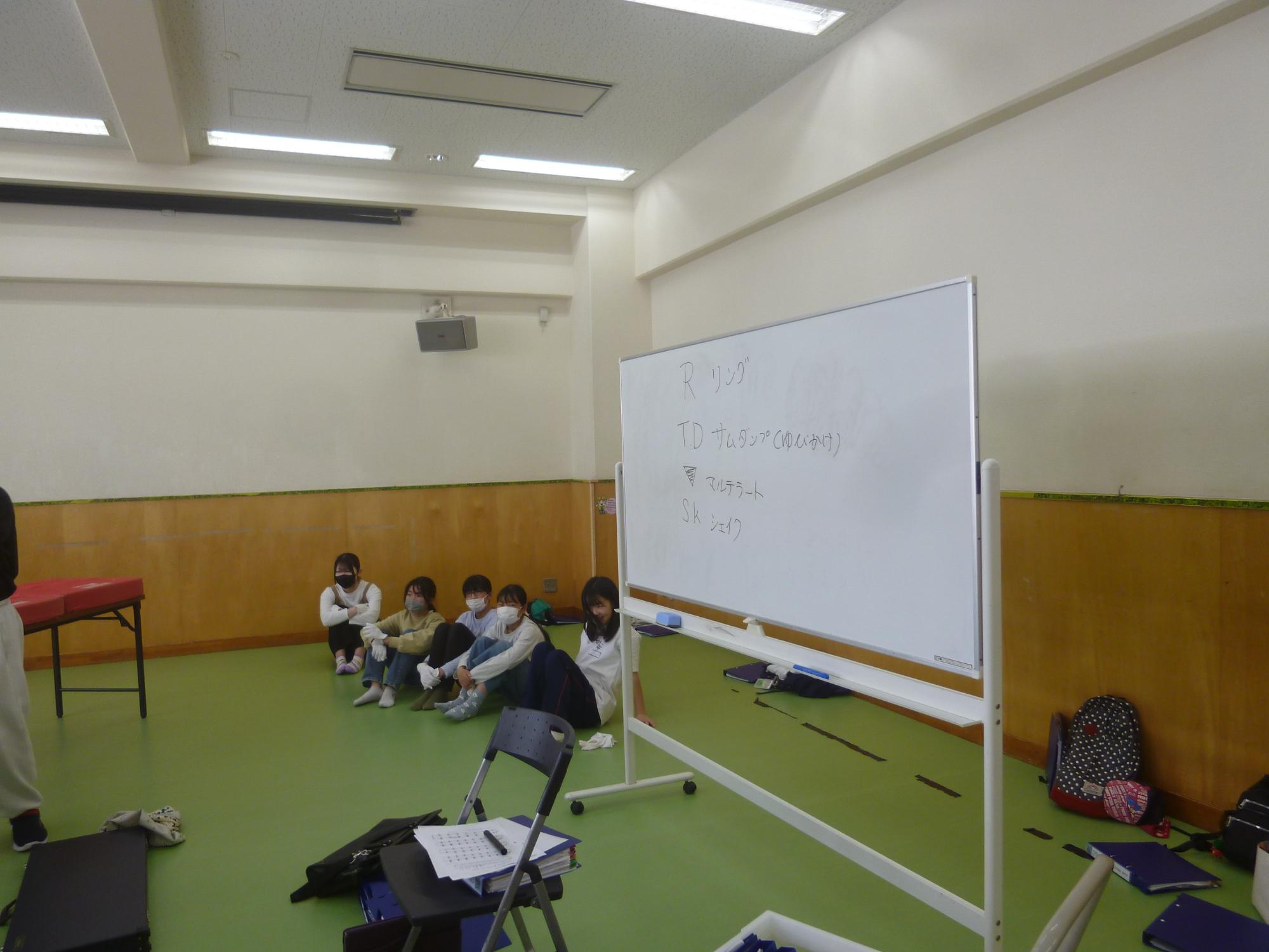 白板を使いながらベルの勉強をする子供たちの様子