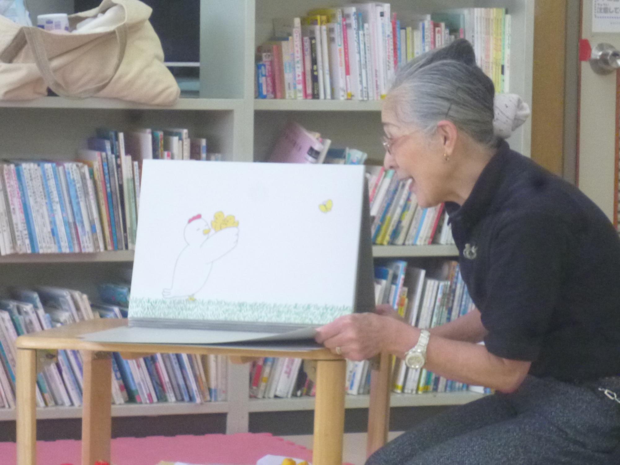 読み聞かせをする講師の先生