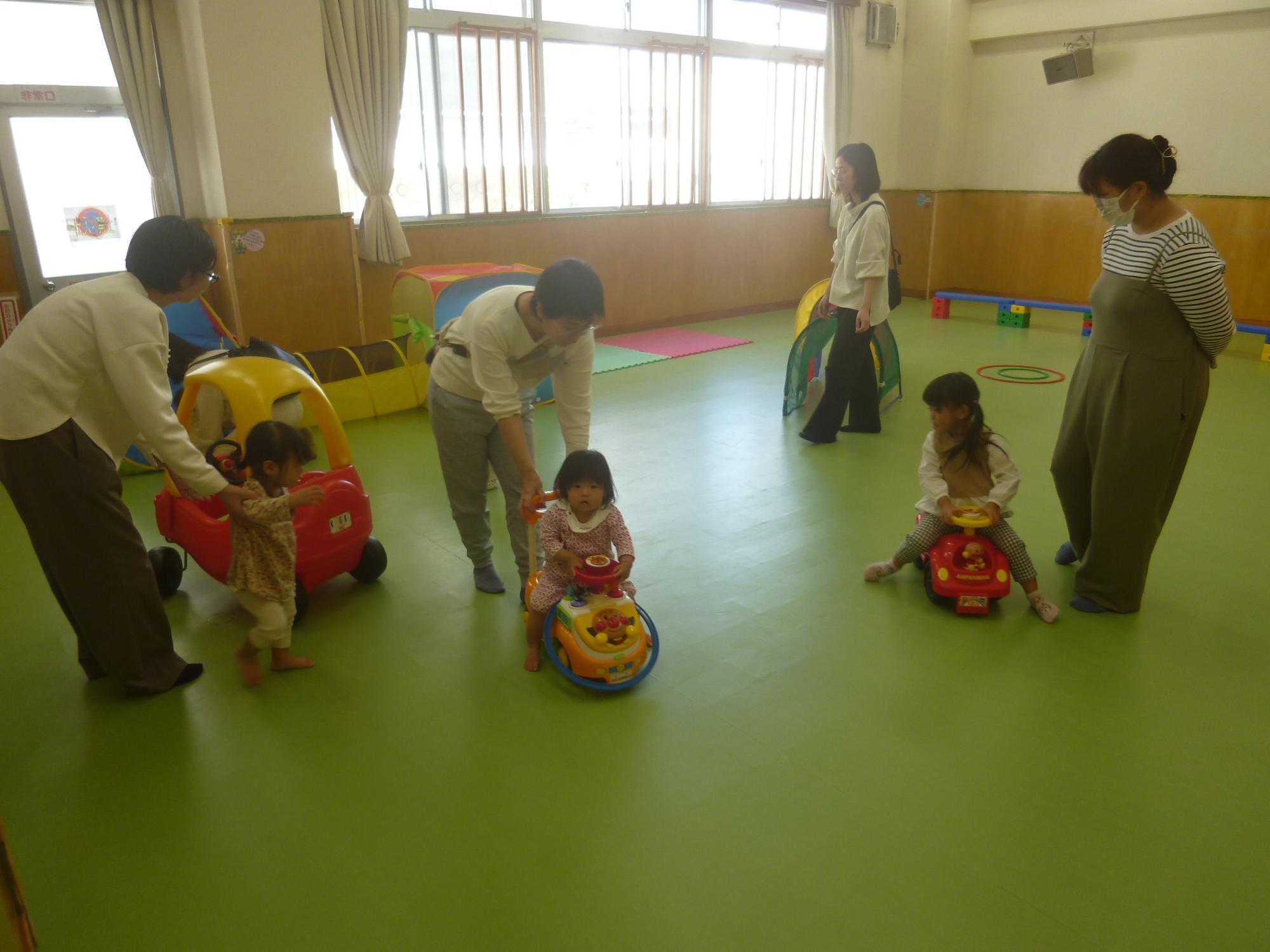 ちびっこぶんぶん広場で楽しそうに遊ぶ乳幼児親子