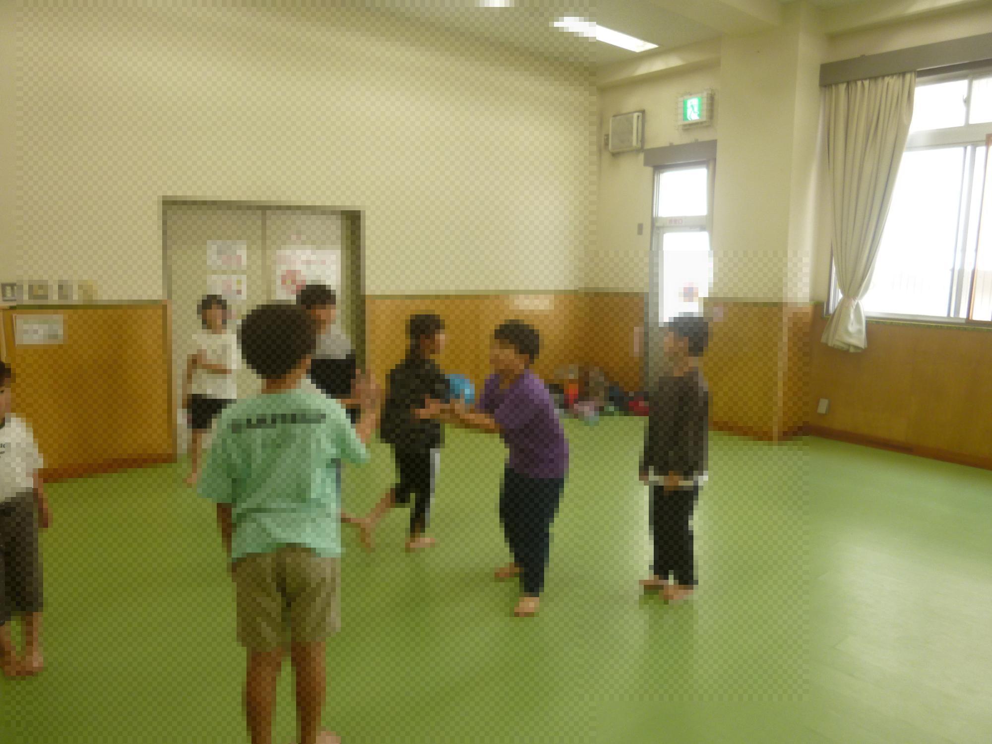 ドッヂボールをする小学生たち