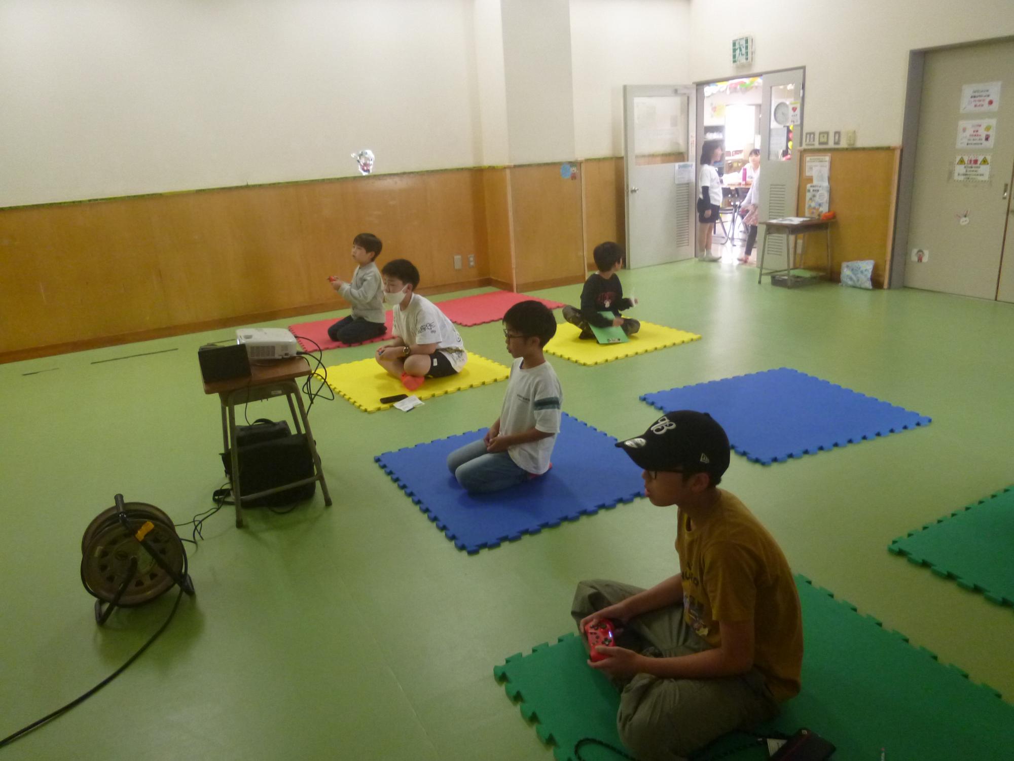 eスポーツを楽しむ小学生たちの姿