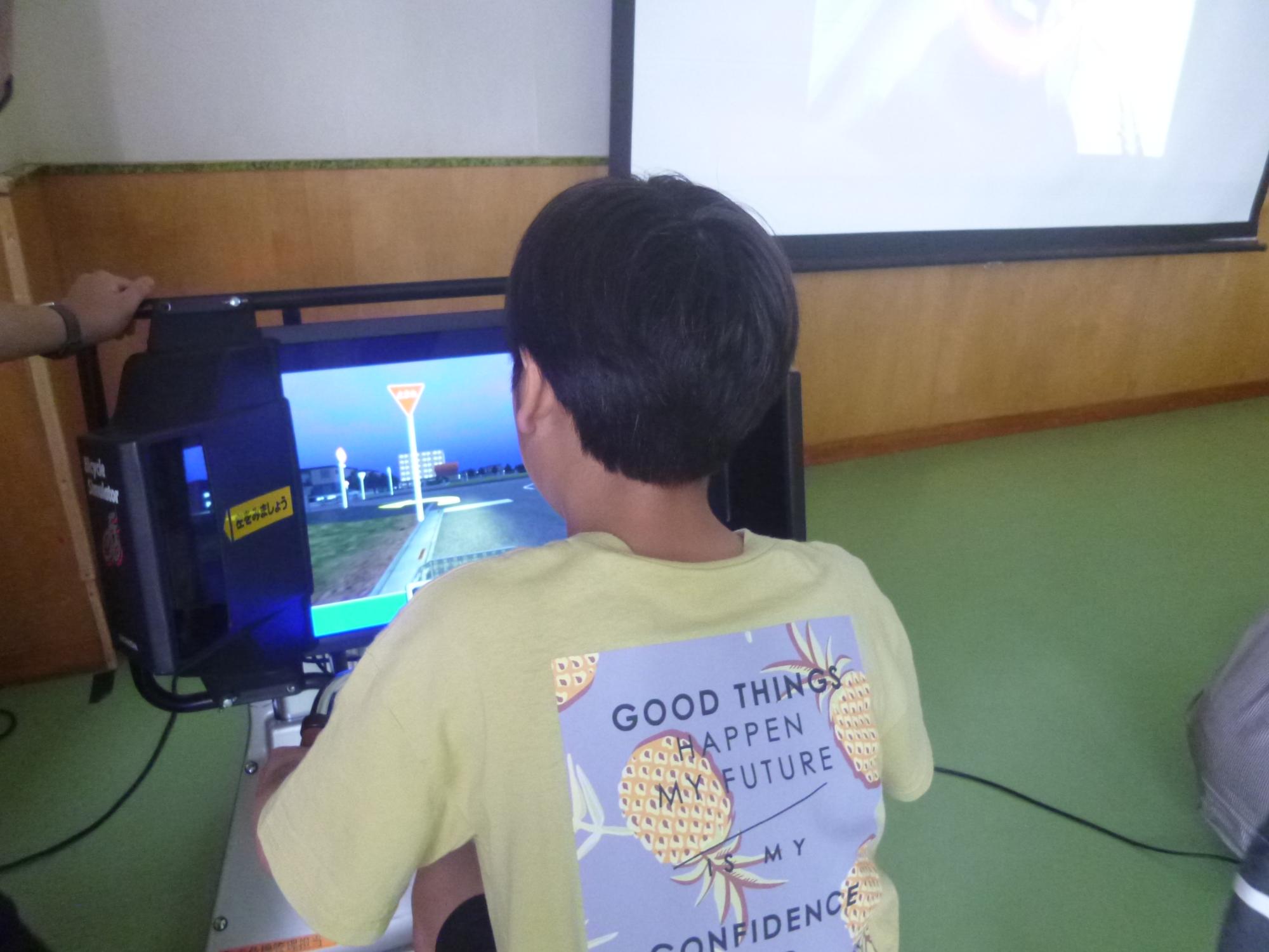 デジタル機器を使って実際に交通ルール体験する小学生の姿